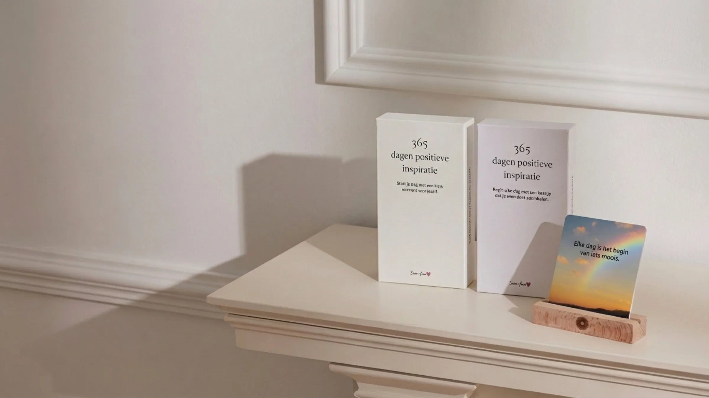 Hero image van de 365 dagen positieve inspiratie kaartenset met twee doosjes en een kaart in houten houder, frontaal, minimalistisch en premium