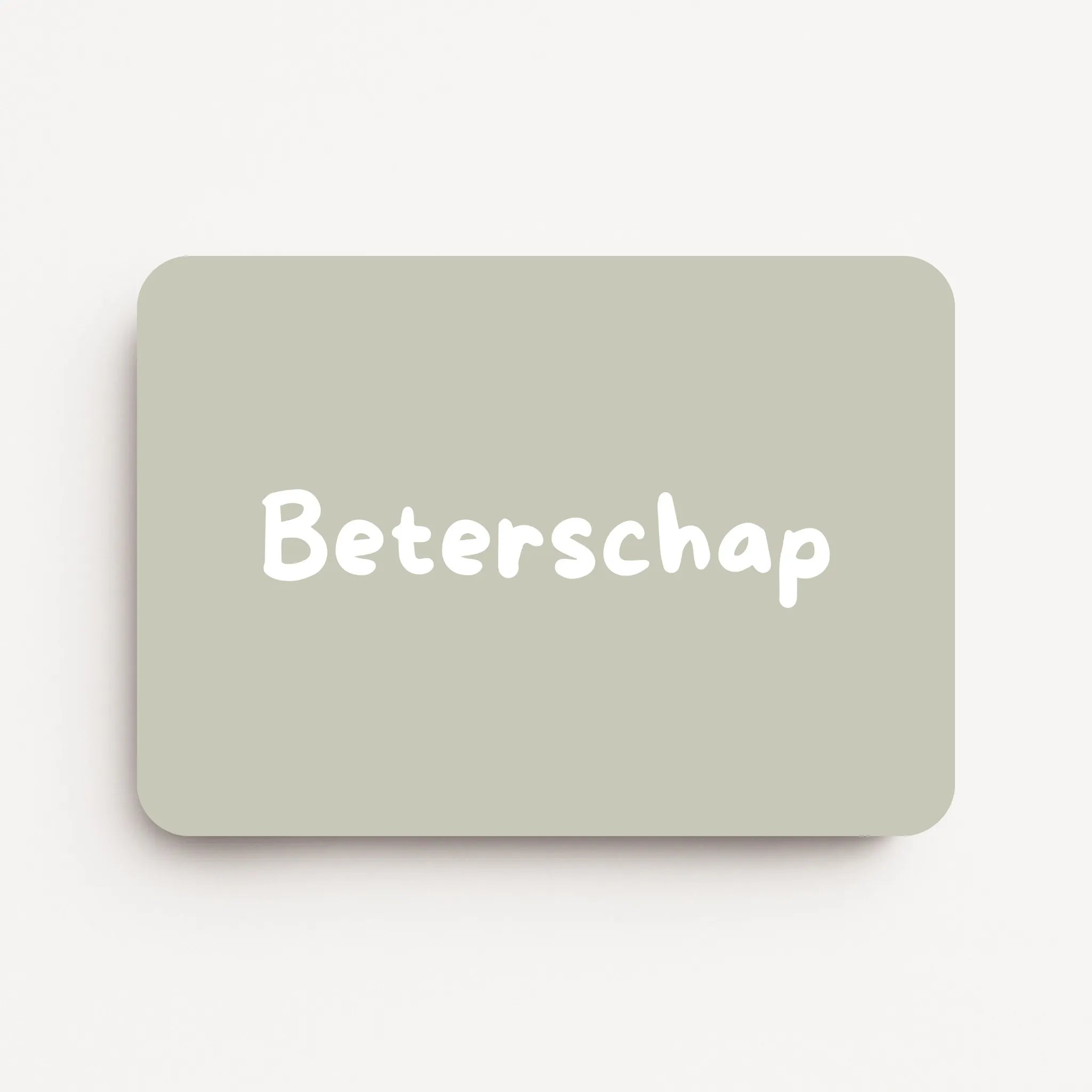 Liggende beterschapskaart met witte tekst ‘Beterschap’ op een lichtgrijsbeige achtergrond, flatlay op witte ondergrond.