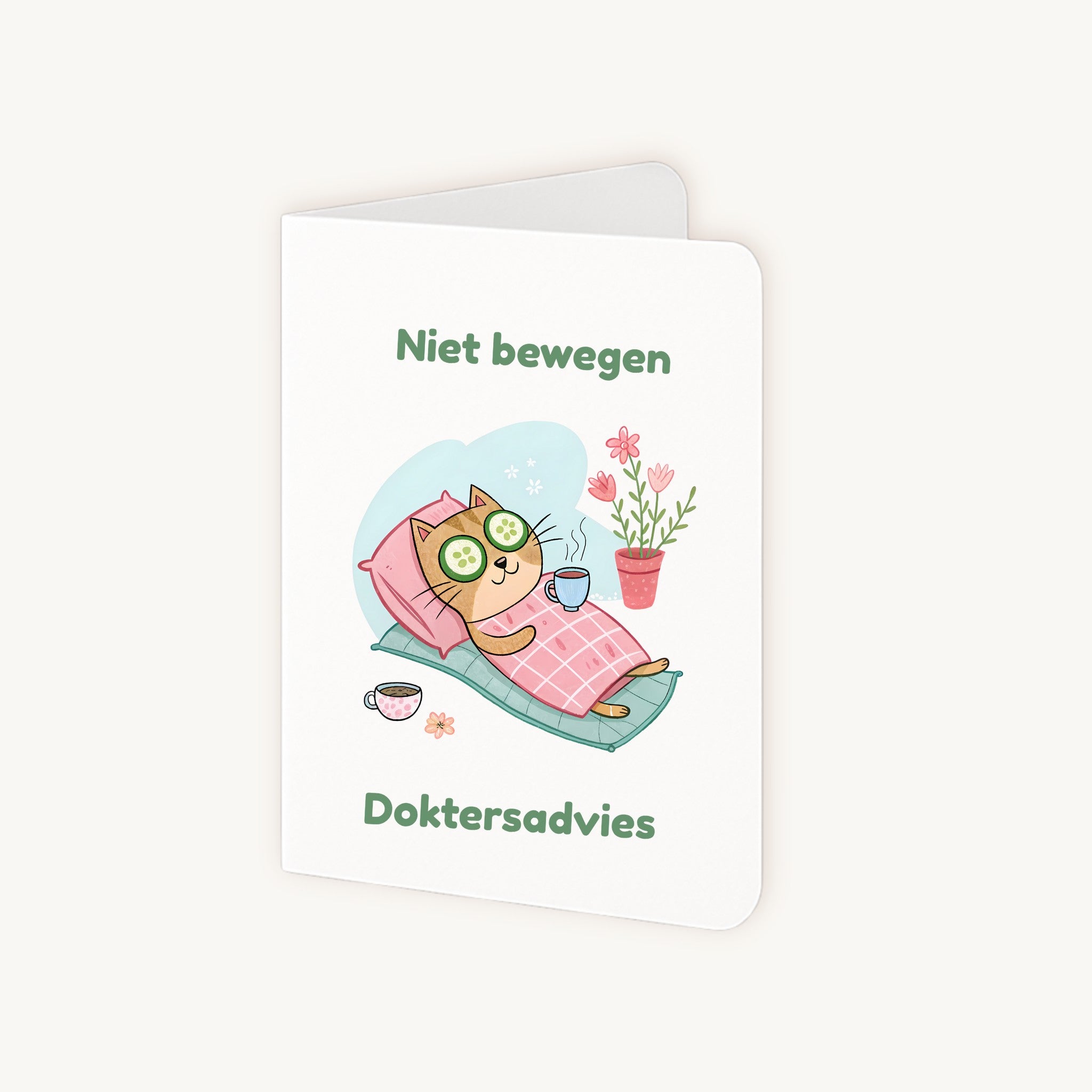 Half geopende beterschapskaart kat met tekst niet bewegen doktersadvies