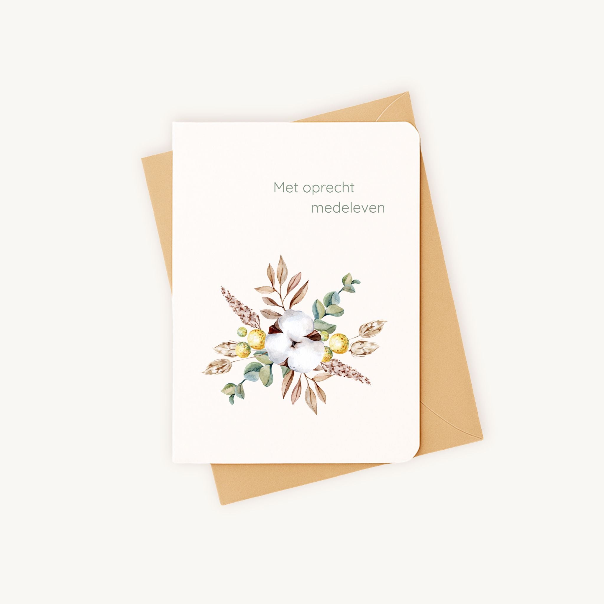 Condoleancekaart aquarel liggend naast kraft envelop op natuurlijke achtergrond