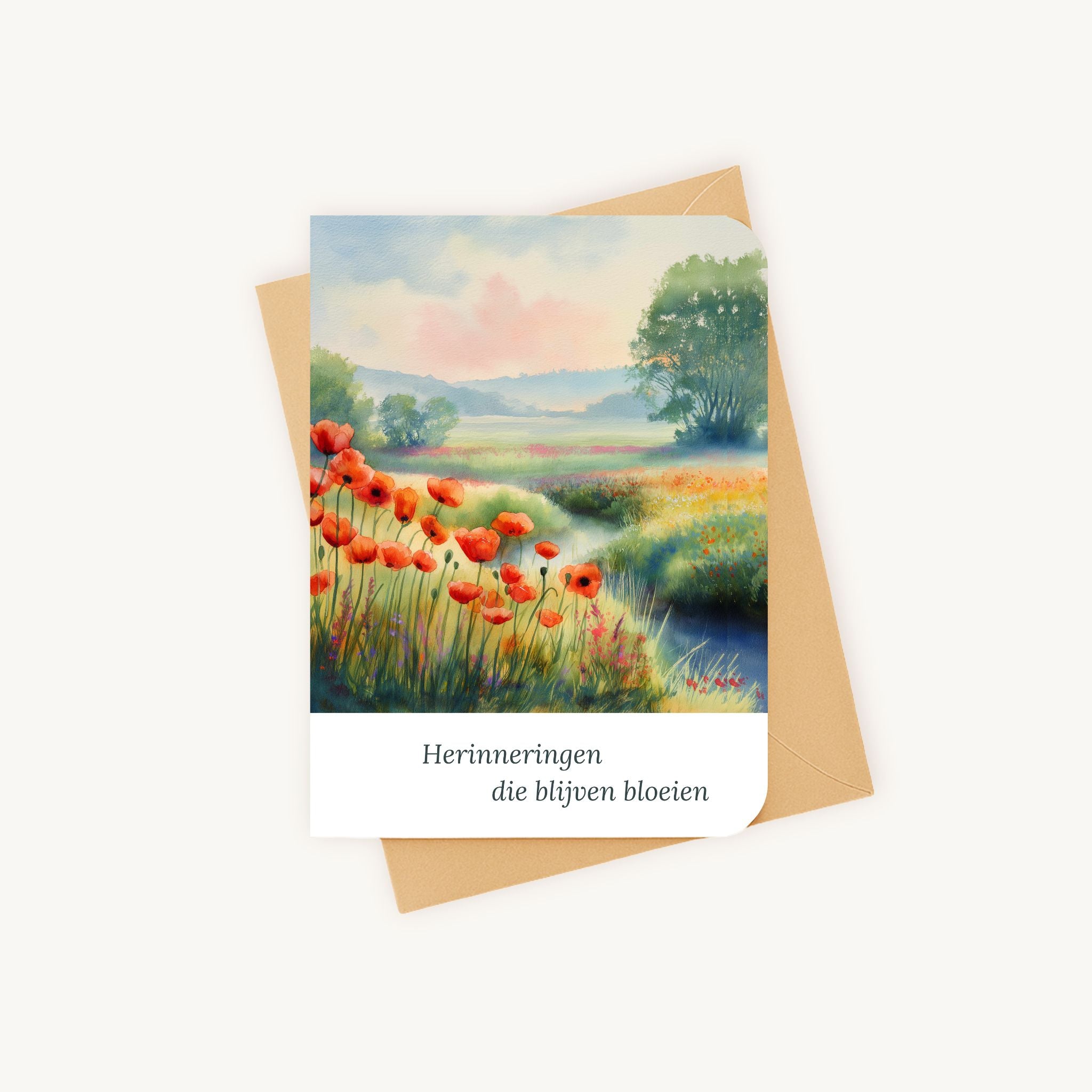 Condoleancekaart met klaprozen liggend met kraft-envelop, klaar voor verzending