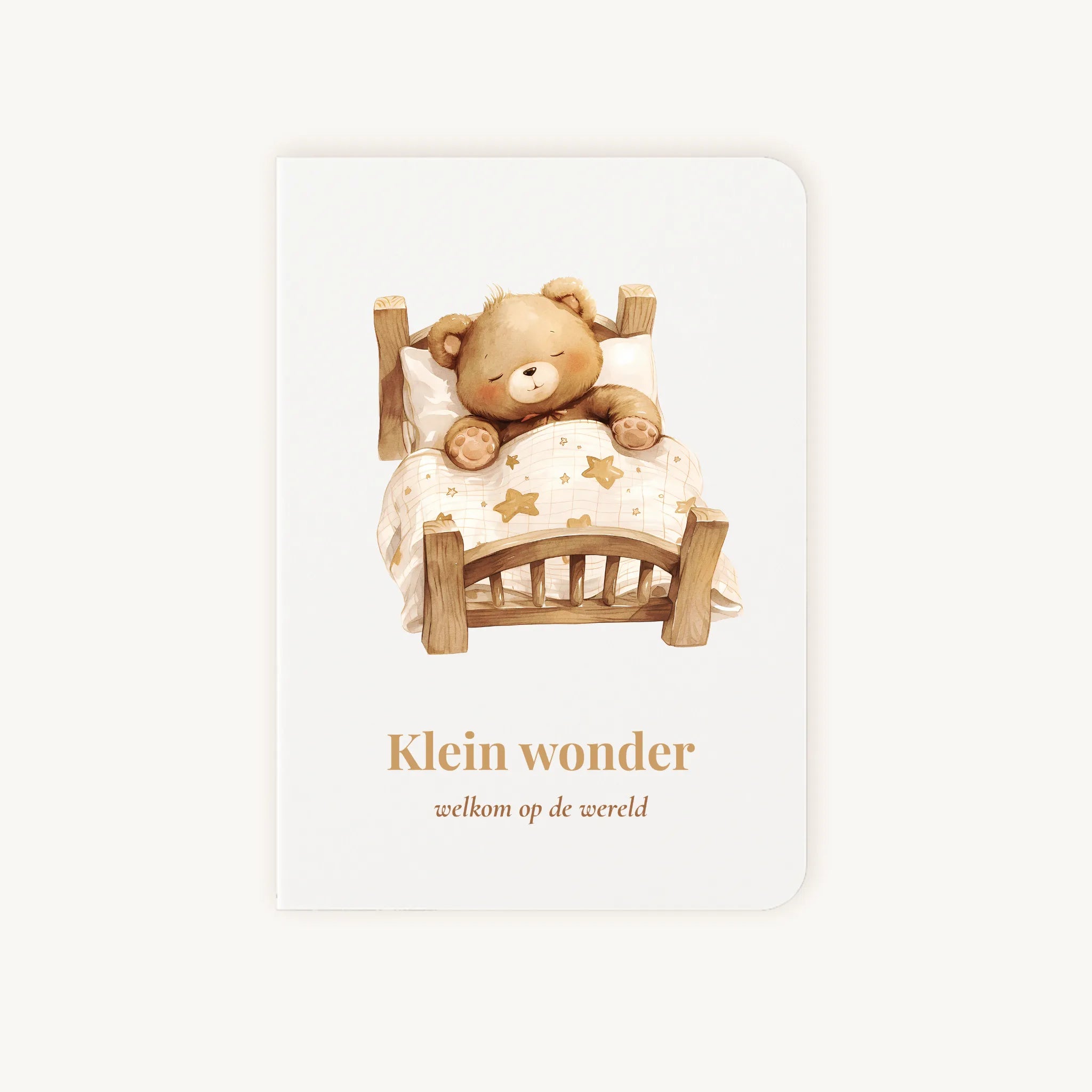 Staande dubbelgevouwen felicitatiekaart geboorte met zachte witte achtergrond, schattige beer in houten bedje, met de tekst "Klein wonder - welkom op de wereld", flatlay op lichte achtergrond.