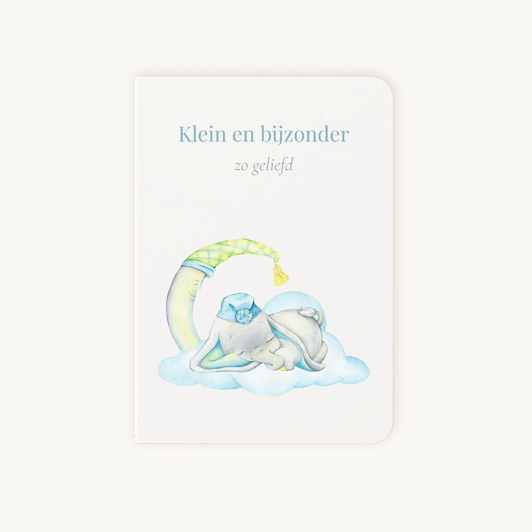 Staande dubbelgevouwen felicitatiekaart geboorte jongen met zachte pastelkleuren, slapende baby op wolk naast maan met slaapmuts, met de tekst "Klein en bijzonder - zo geliefd", flatlay op lichte achtergrond.