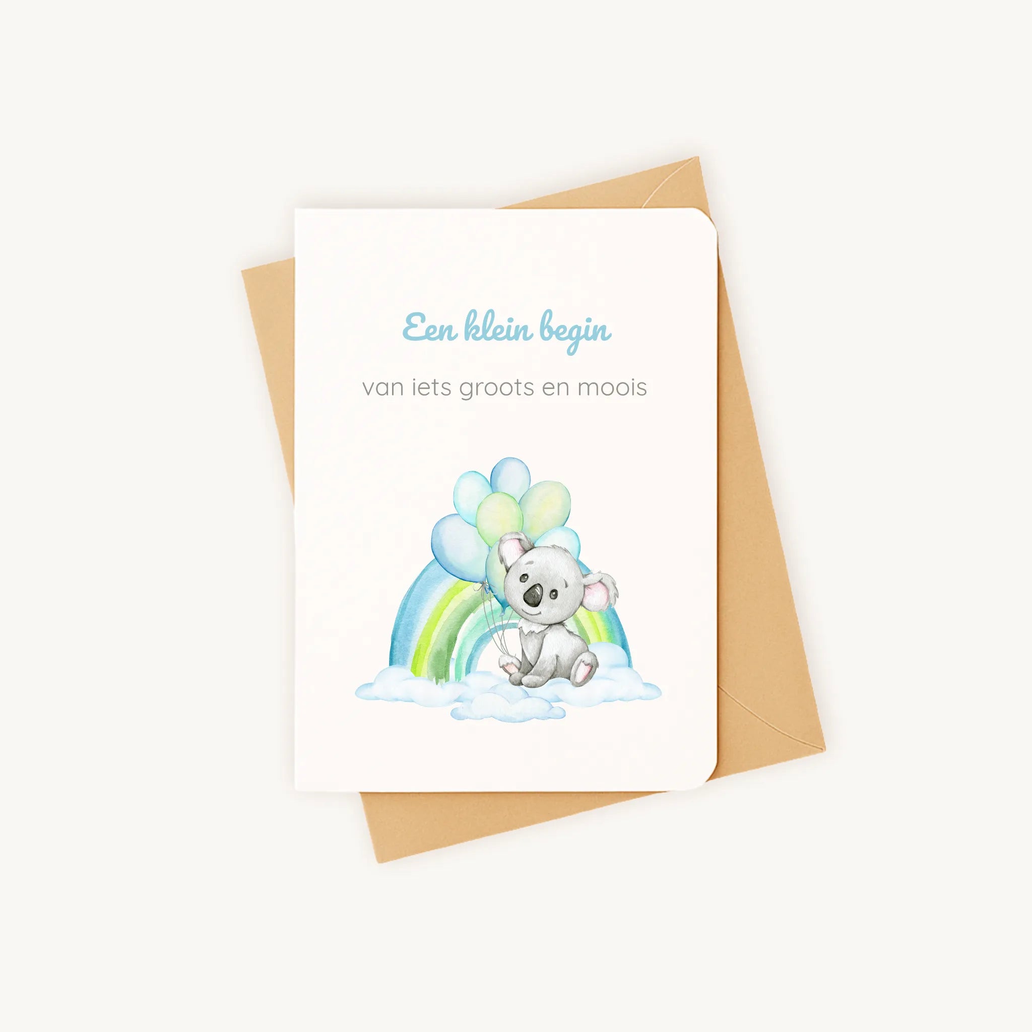 Staande kaart geboorte jongen met koala en regenboog op kraftenvelop.