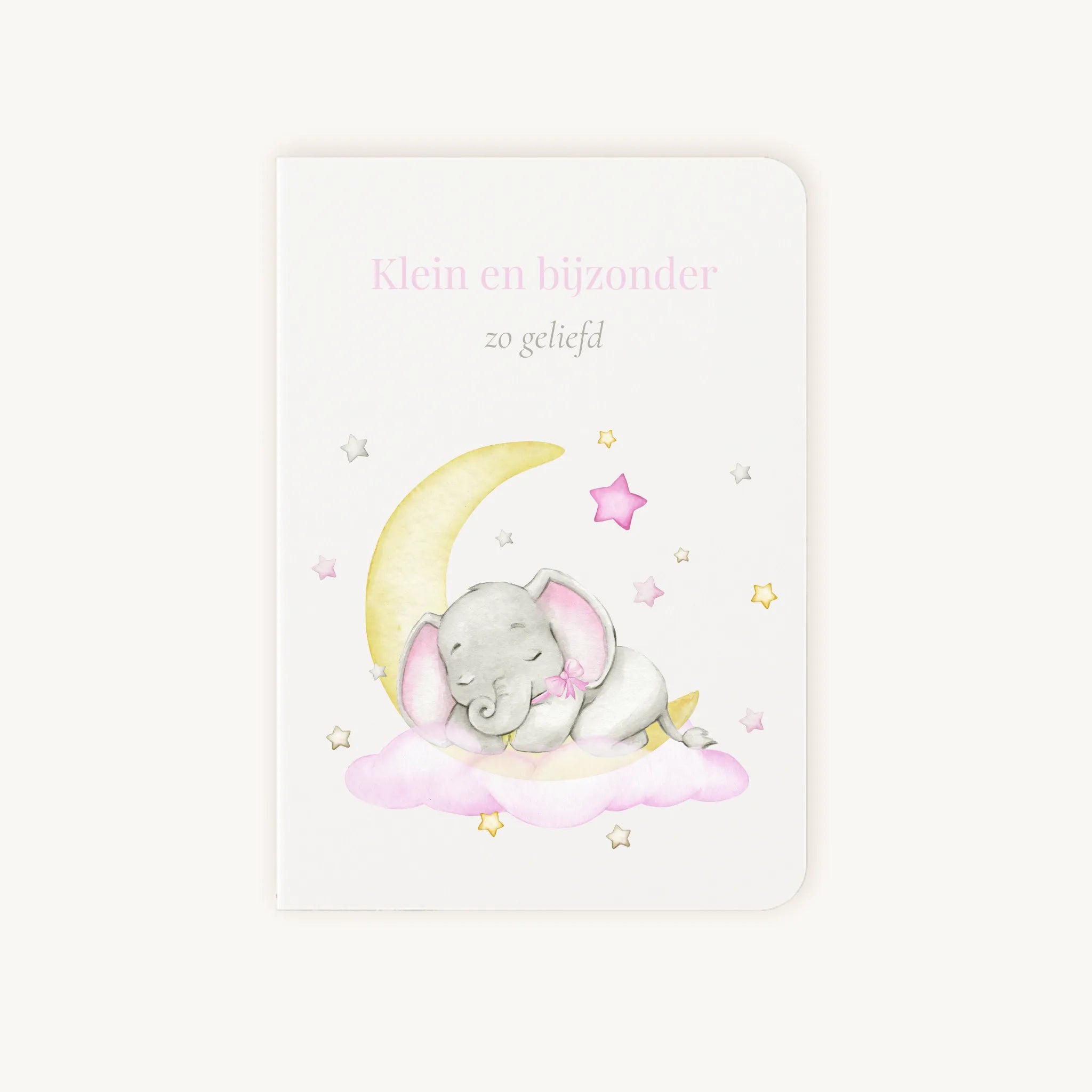 Staande dubbelgevouwen felicitatiekaart geboorte meisje met zachte pastelkleuren, slapend olifantje op roze wolk, sterretjes en maan, met de tekst "Klein en bijzonder - zo geliefd", flatlay op lichte achtergrond.
