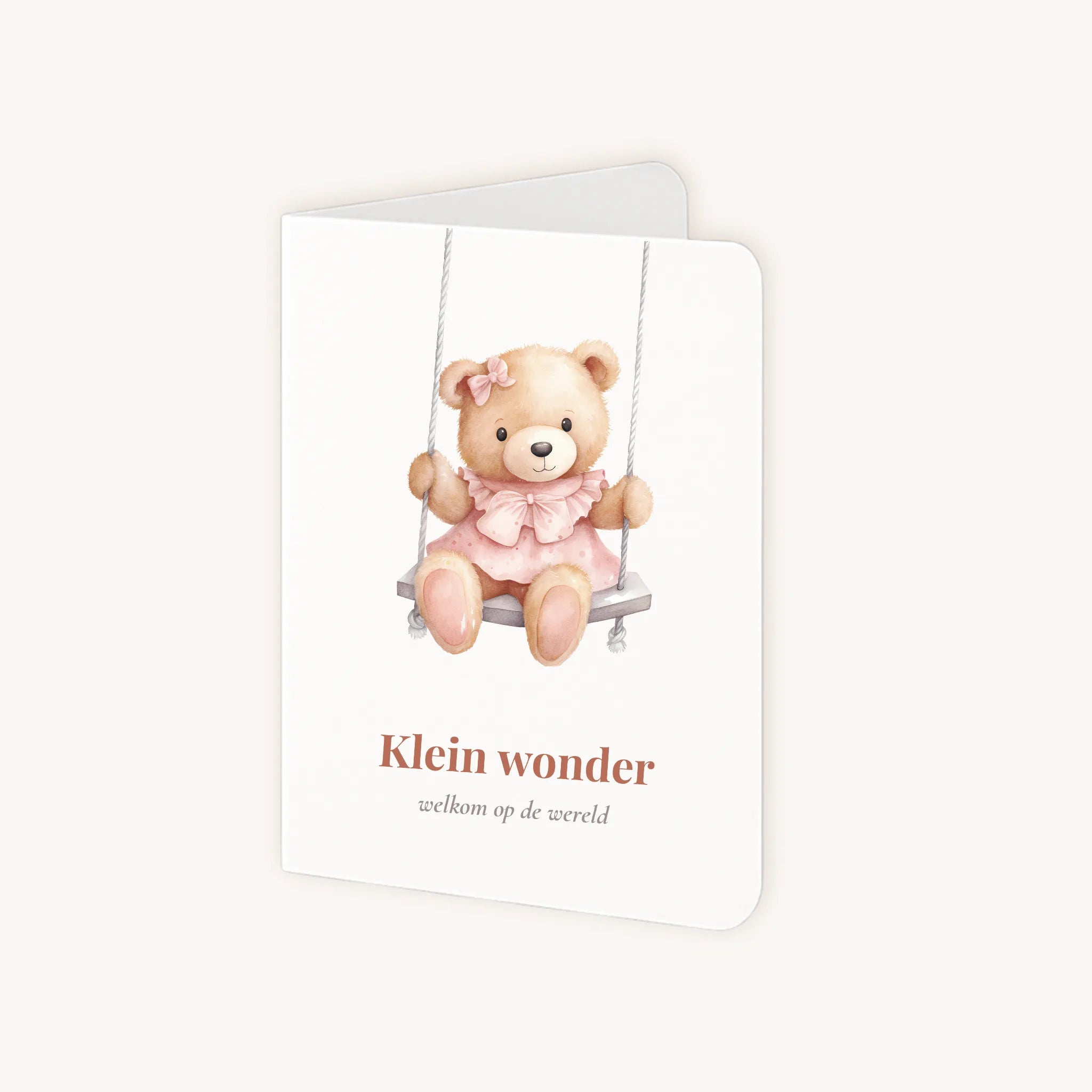 Staande kaart half geopend met teddybeerillustratie en tekst "Klein wonder - welkom op de wereld".