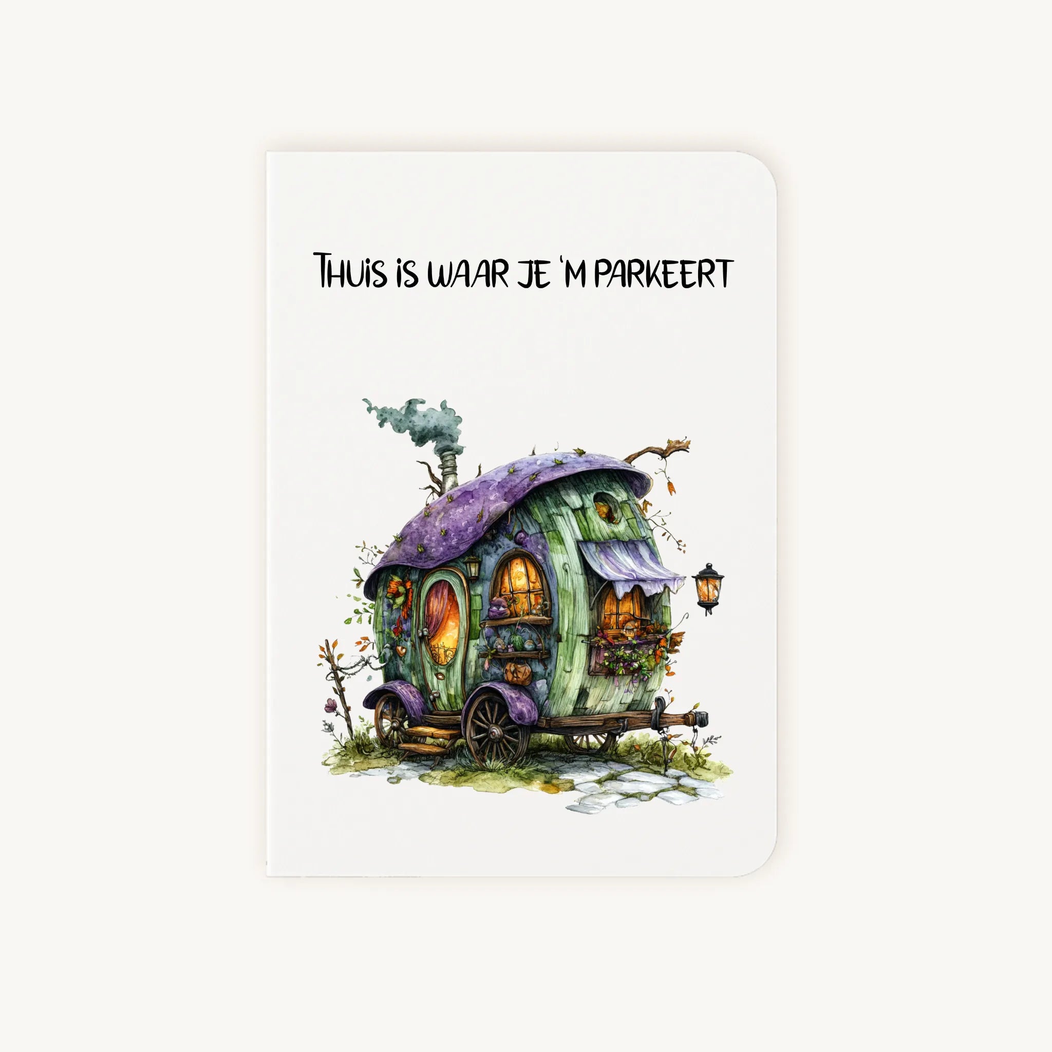 taande dubbelgevouwen kaart nieuwe woning met afgeronde hoekjes en kleurrijke aquarelillustratie van een knus huisje op wielen, met de tekst Thuis is waar je m parkeert, flatlay op lichte achtergrond.