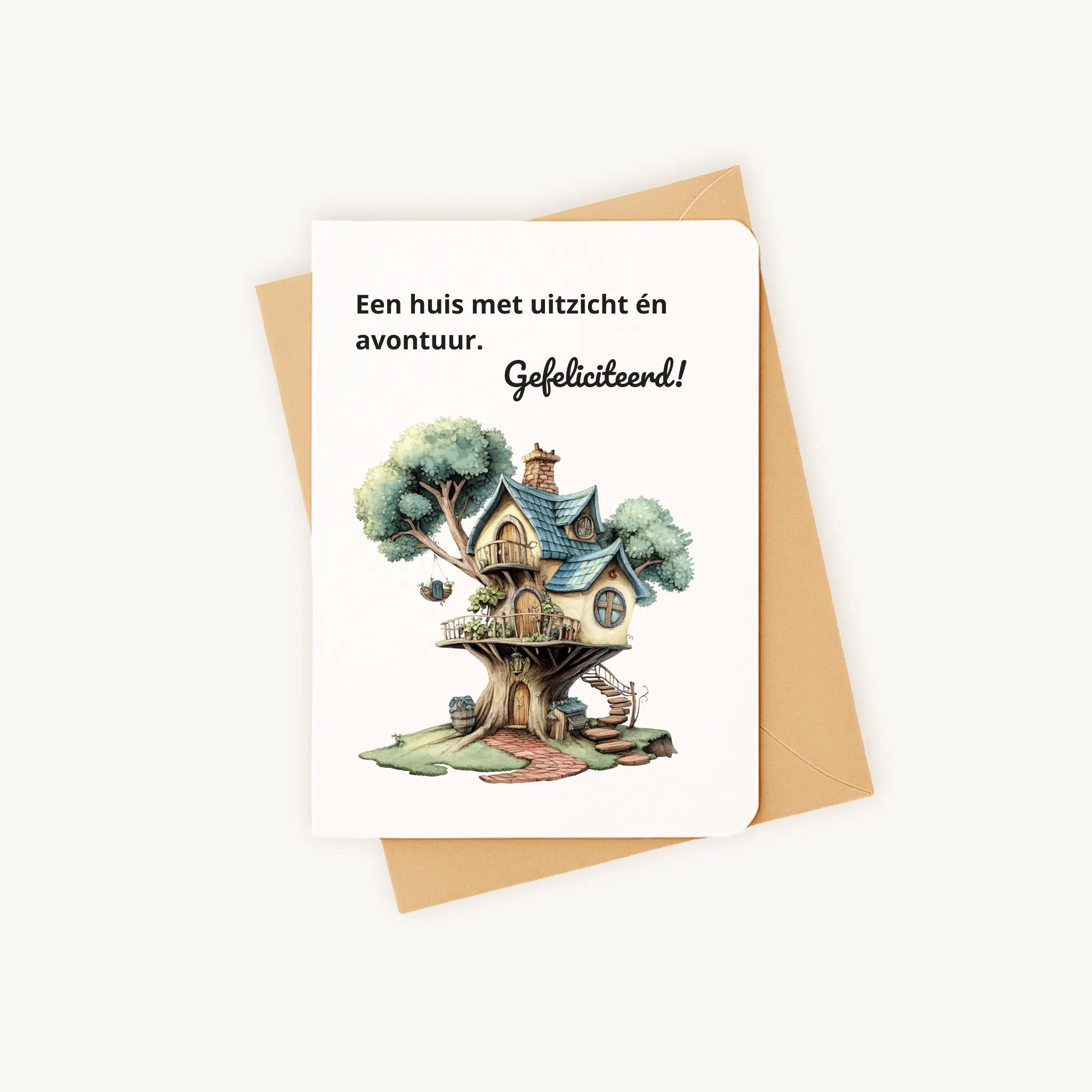 Staande kaart met boomhuisillustratie op kraftenvelop.