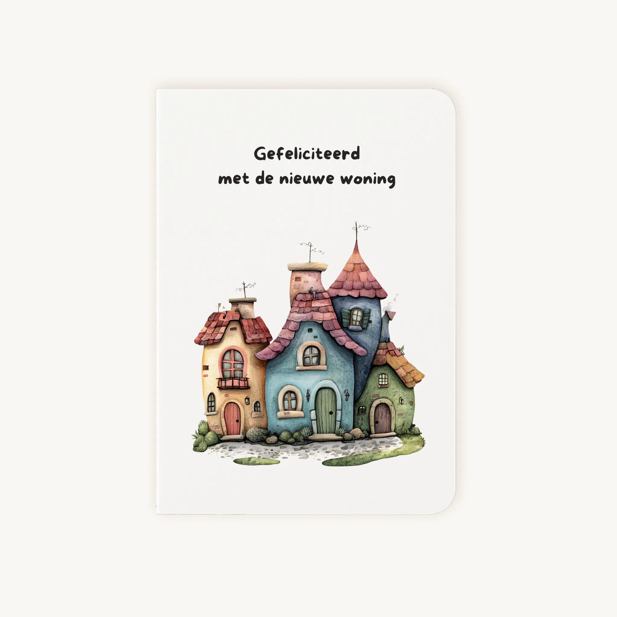 Staande dubbelgevouwen felicitatiekaart nieuwe woning met afgeronde hoekjes en kleurrijke aquarelillustratie van schattige huisjes, met de tekst Gefeliciteerd met de nieuwe woning, flatlay op lichte achtergrond.