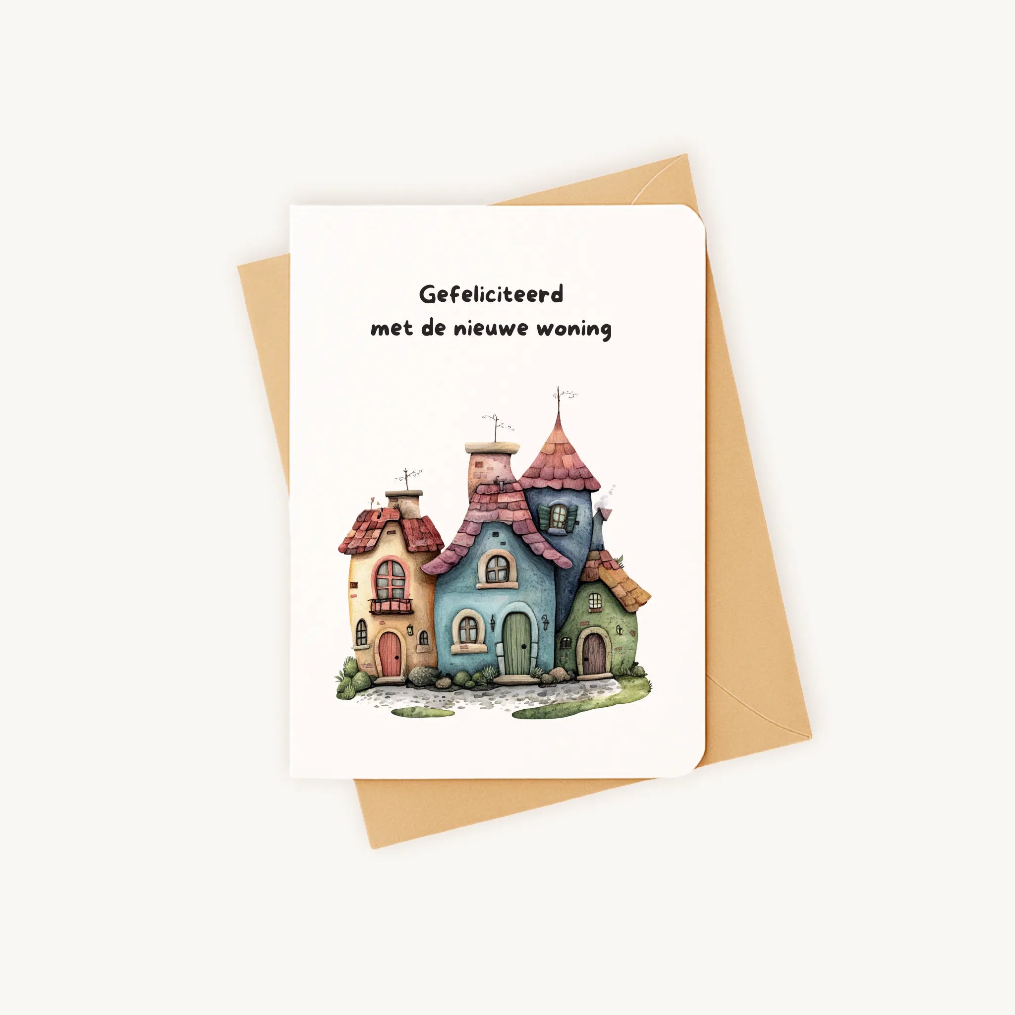 Staande felicitatiekaart met kleurrijke huisjes op kraftenvelop.