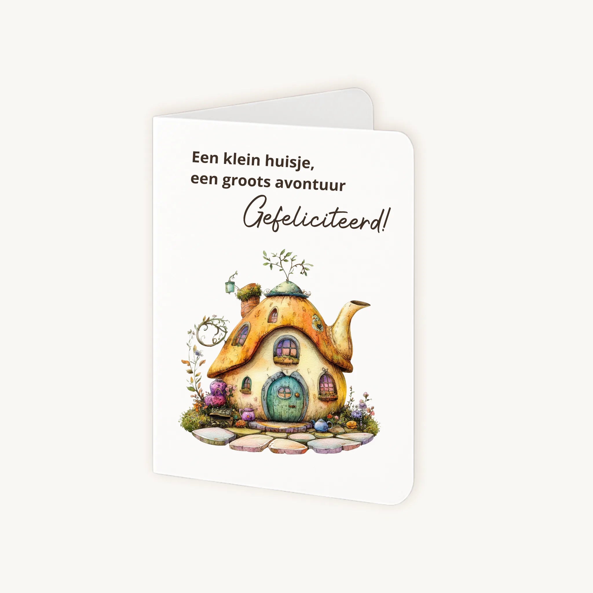 Staande kaart half geopend met theepot huisje en vrolijke felicitatie.