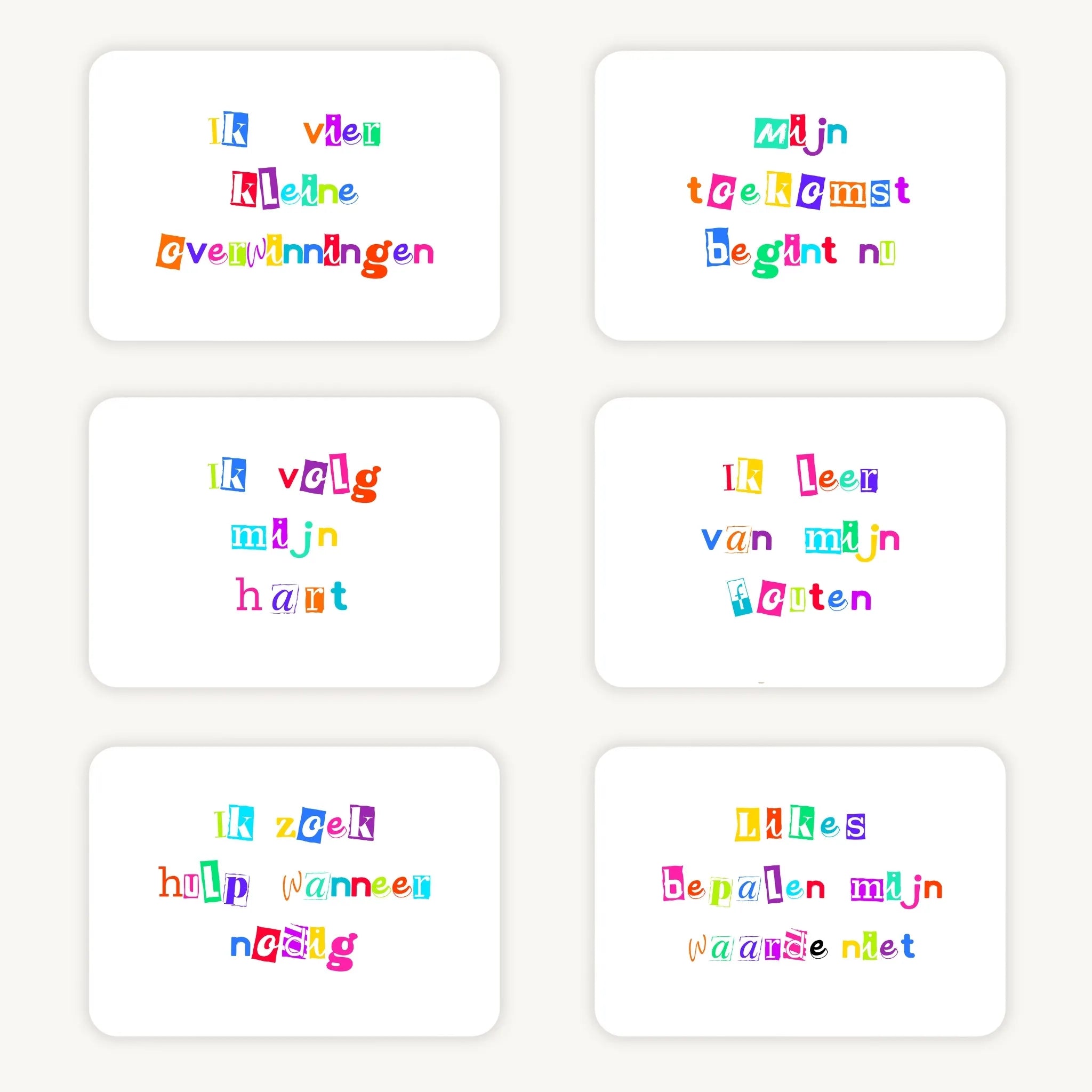 Flatlay van 6 kleurrijke kaarten voor tieners met korte teksten in ransom letter-stijl, speels en gedurfd gepresenteerd op een lichte ondergrond.