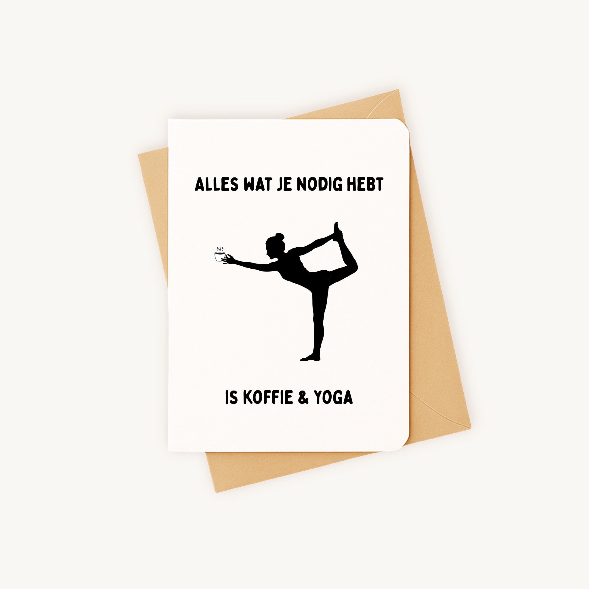 Grappige yoga kaart liggend naast kraftenvelop op witte achtergrond