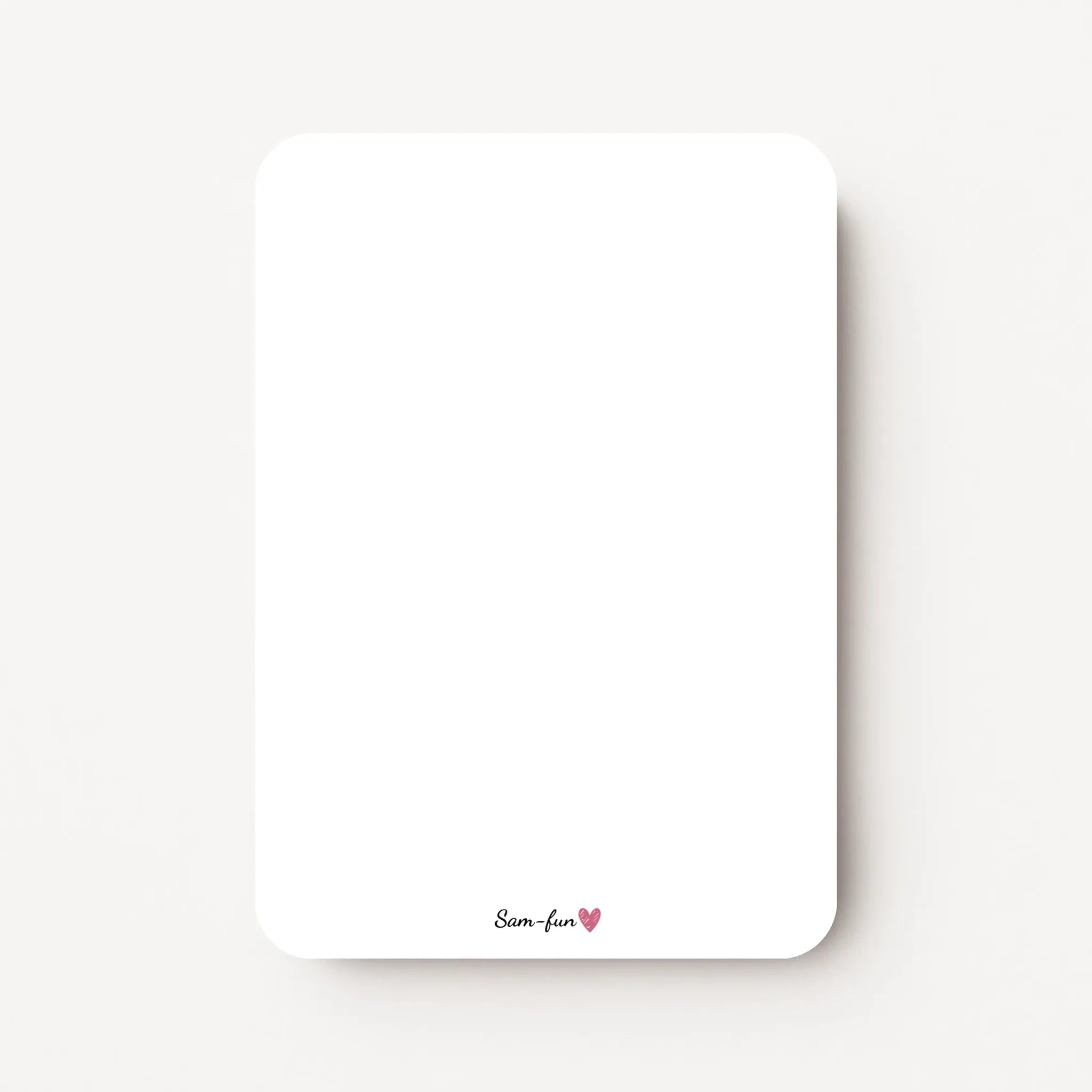 Blanco achterkant van een staande A6-kaart met een klein gecentreerd Sam-fun-logo.