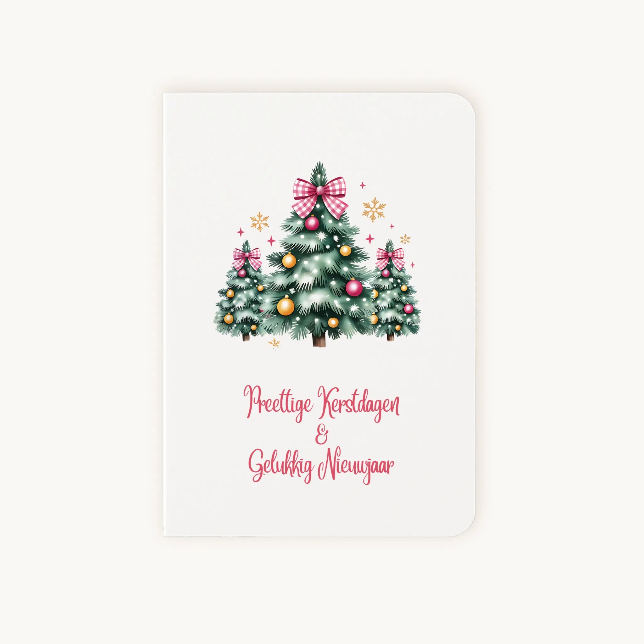 Staande dubbelgevouwen kerstkaart met drie versierde kerstbomen in watercolorstijl en sierlijke tekst ‘Prettige Kerstdagen & Gelukkig Nieuwjaar’, flatlay op lichte achtergrond.