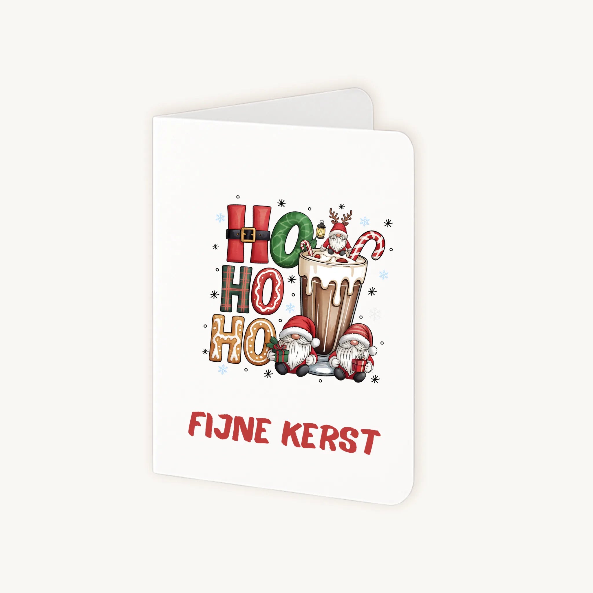 Staande kerstkaart half geopend met aquarel kerstgnomes en chocolademelk-illustratie, op lichte achtergrond.
