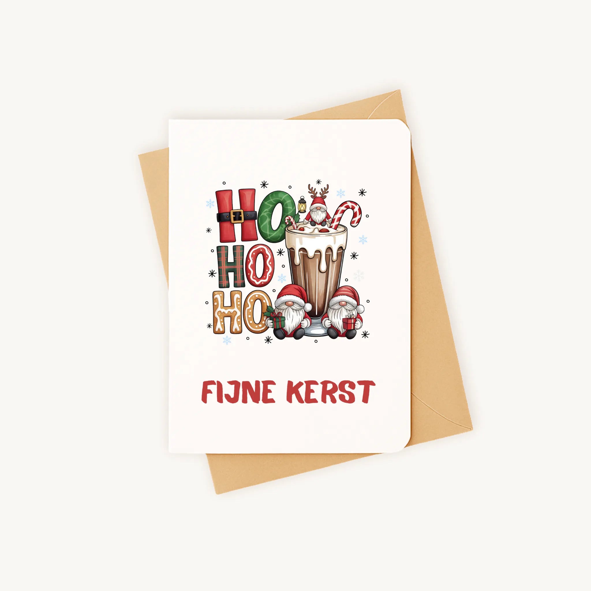 Staande kerstkaart met kerstgnomes en warme chocolademelk op kraftenvelop, feestelijke uitstraling.
