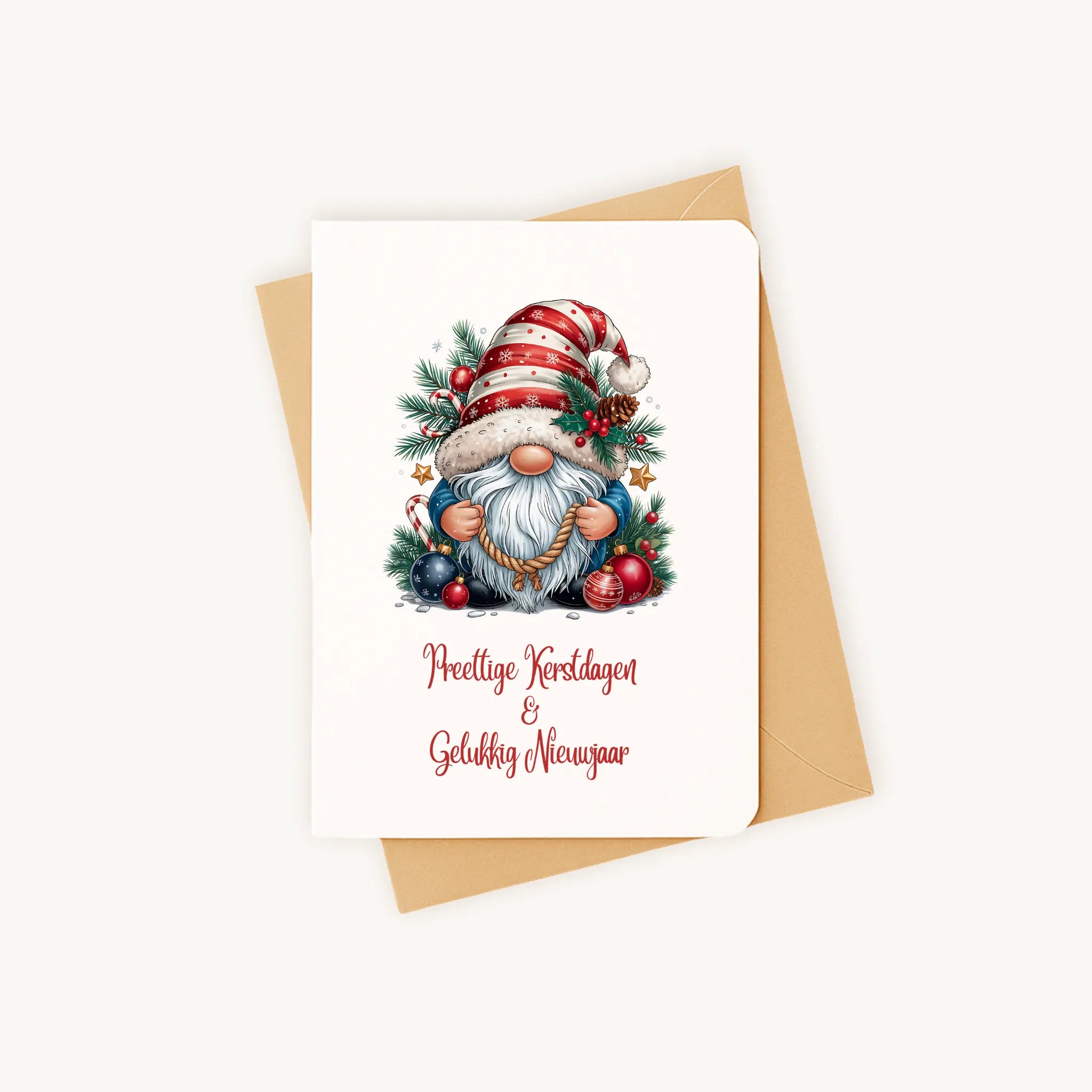 Staande kerstkaart met aquarel kerstkabouter op kraftenvelop, sierlijk en feestelijk ontwerp.