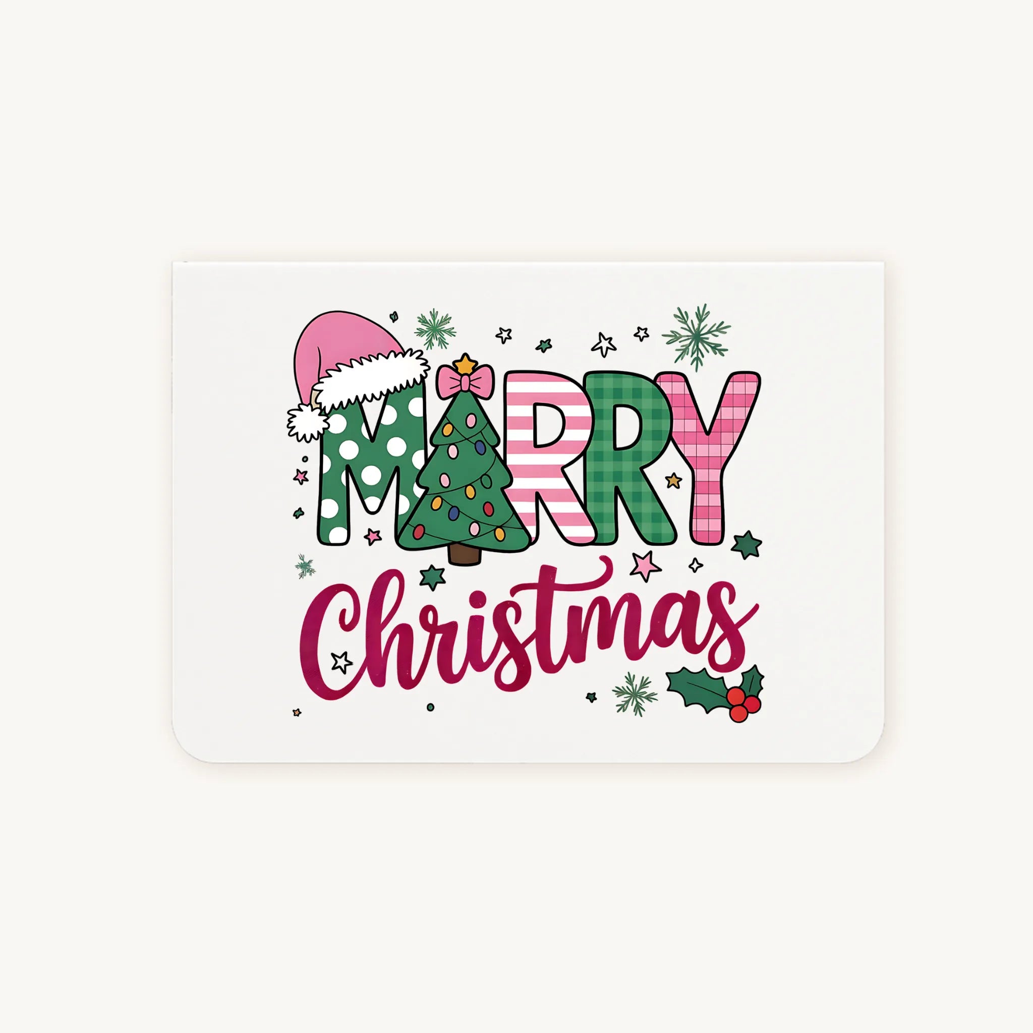 Liggende dubbelgevouwen kerstkaart met kleurrijke watercolor kerstillustratie met kerstboom, kerstmuts en sierlijke tekst ‘Merry Christmas’, flatlay op lichte achtergrond.