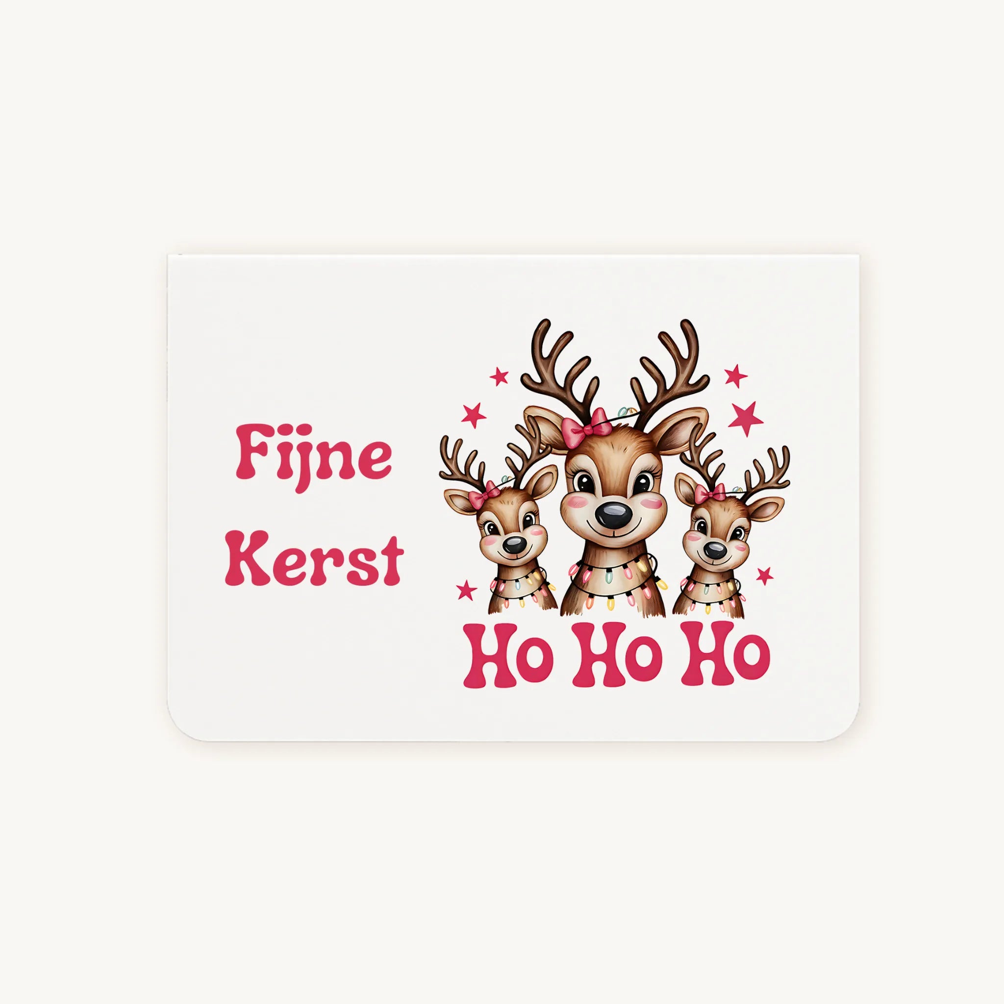 Liggende dubbelgevouwen kerstkaart met drie schattige rendieren met roze strikjes en kerstlichtjes, watercolorstijl, met sierlijke tekst ‘Fijne Kerst’, flatlay op lichte achtergrond.