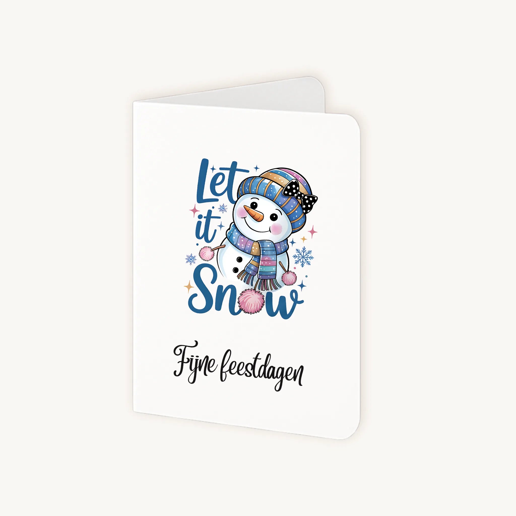 Staande kerstkaart half geopend met aquarel sneeuwpop en sierlijke feesttekst, op lichte achtergrond.