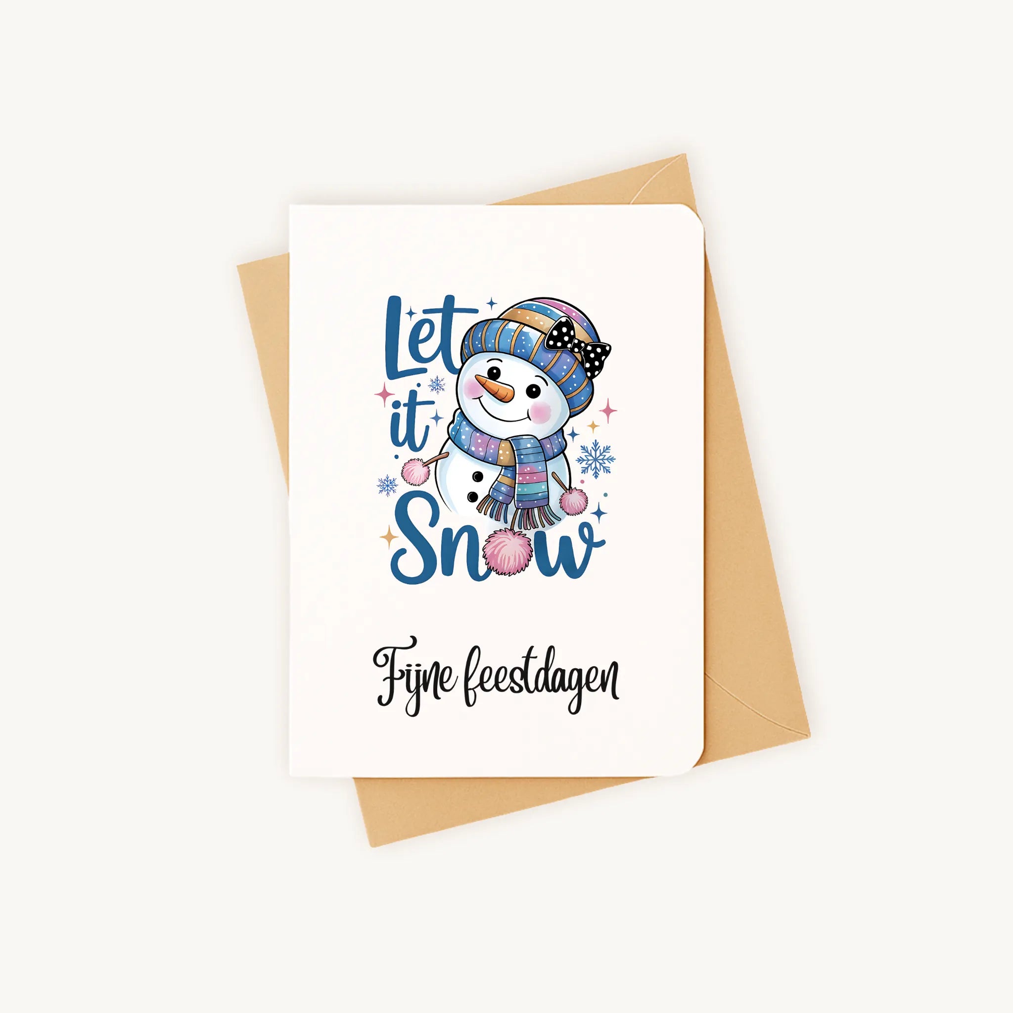 Staande kerstkaart met vrolijke sneeuwpop in aquarelstijl op kraftenvelop.