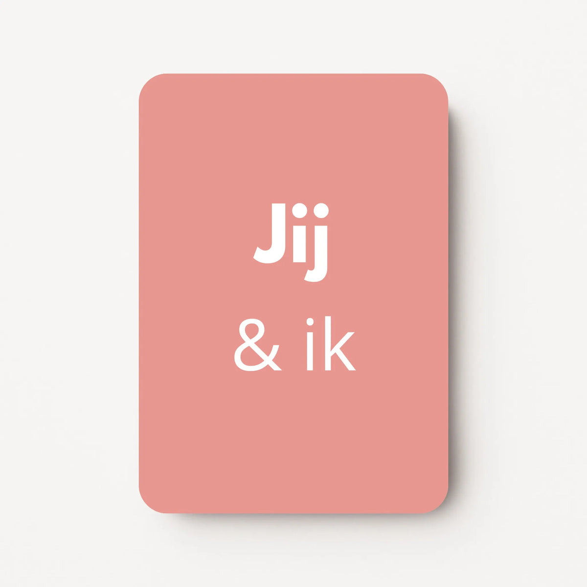 Staande minikaart met witte tekst "Jij & ik", minimalistisch ontwerp op een warme oudroze achtergrond.