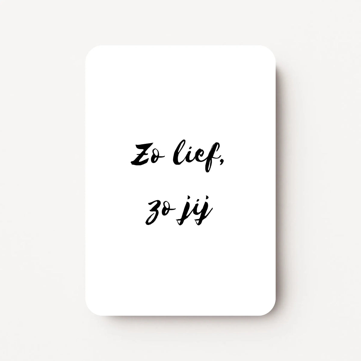 Staande minikaart met zwarte tekst "Zo lief, zo jij", minimalistisch ontwerp op een witte achtergrond.
