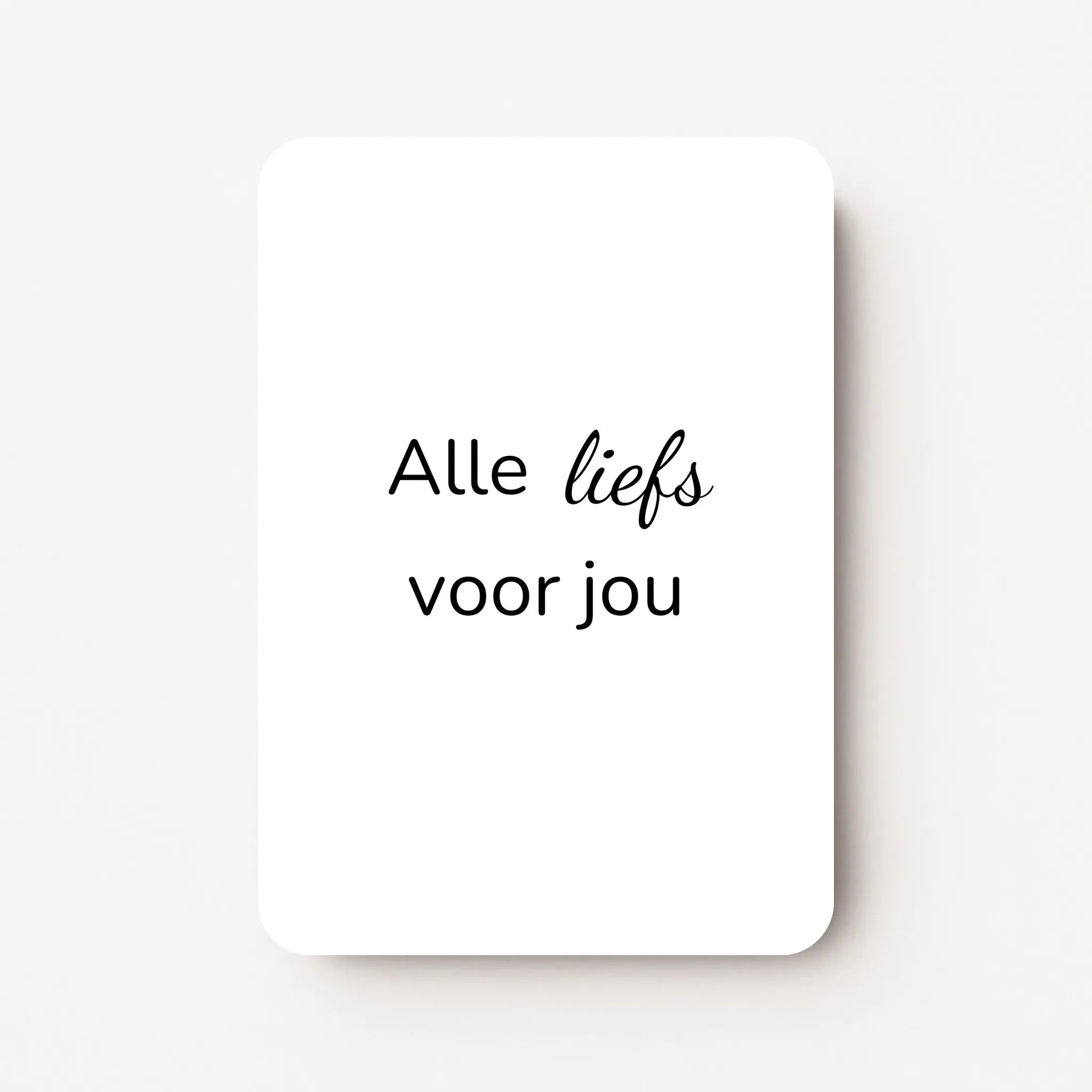 Staand minikaartje met zwarte tekst ‘Alle liefs voor jou’, minimalistisch ontwerp op witte achtergrond, flatlay op witte ondergrond.