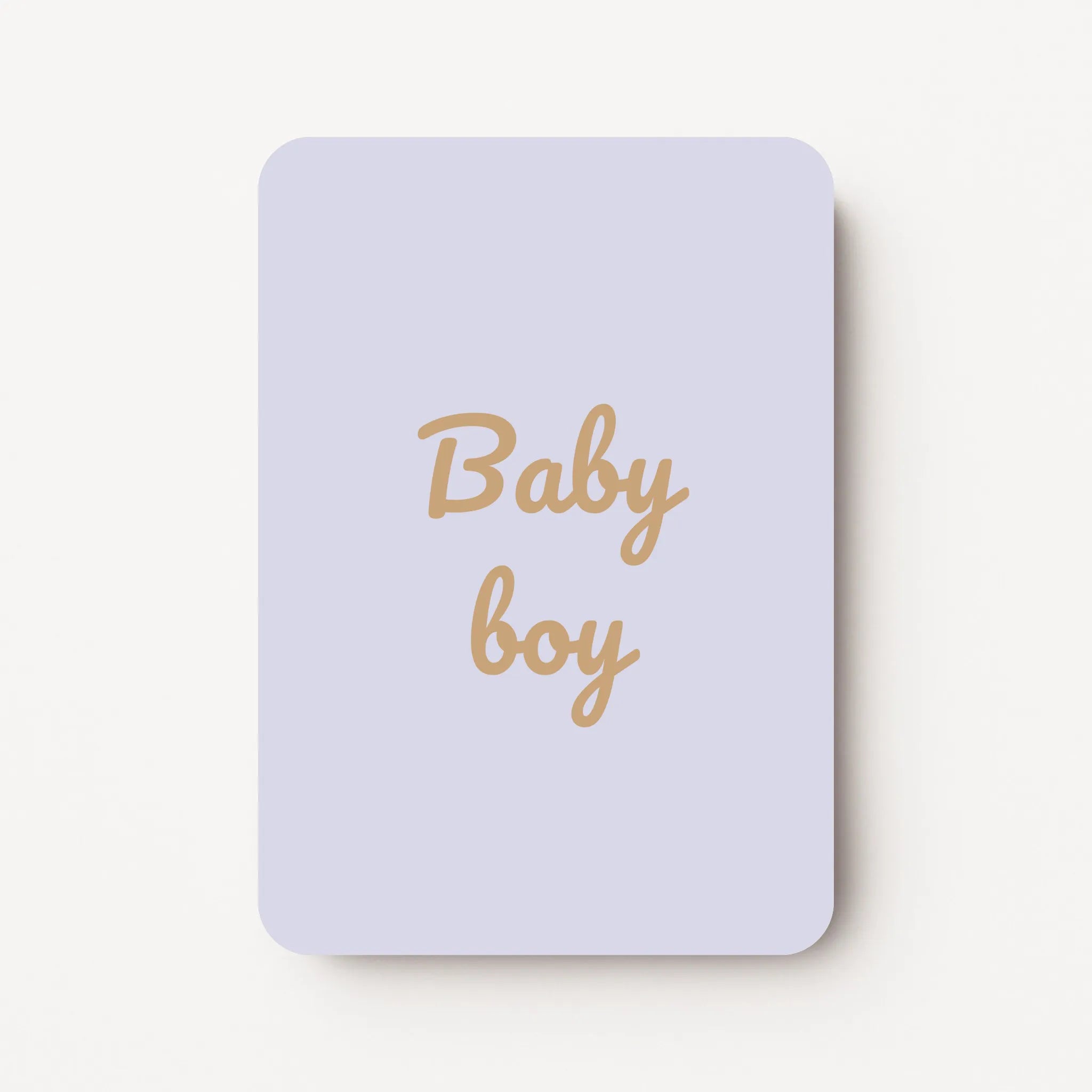 Staand minikaartje met tekst ‘Baby boy’ in goudbeige letters, minimalistisch ontwerp op zachte lavendelgrijze achtergrond, flatlay op witte ondergrond.