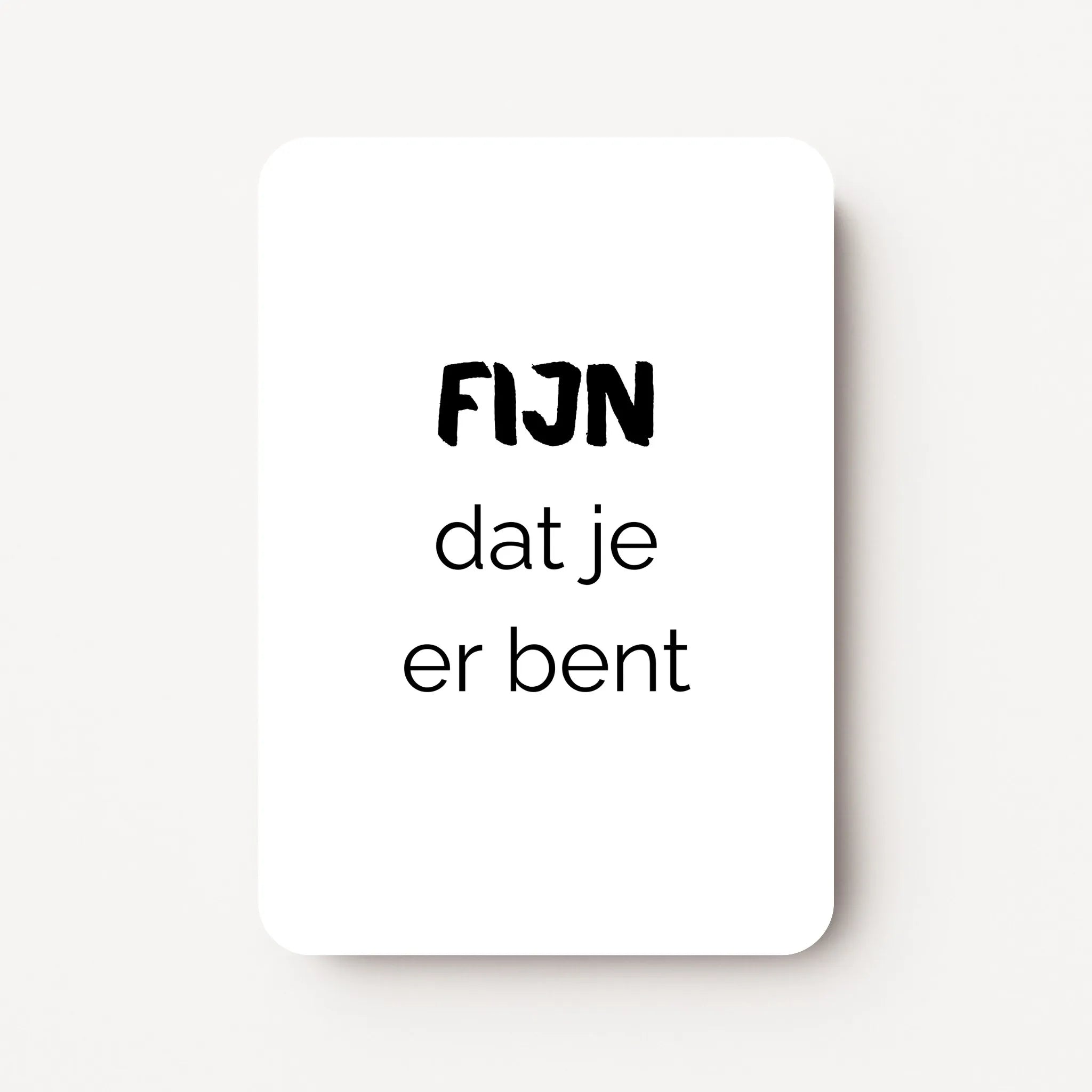 Staand minikaartje met zwarte tekst ‘FIJN dat je er bent’, minimalistisch ontwerp op witte achtergrond, flatlay op witte ondergrond.