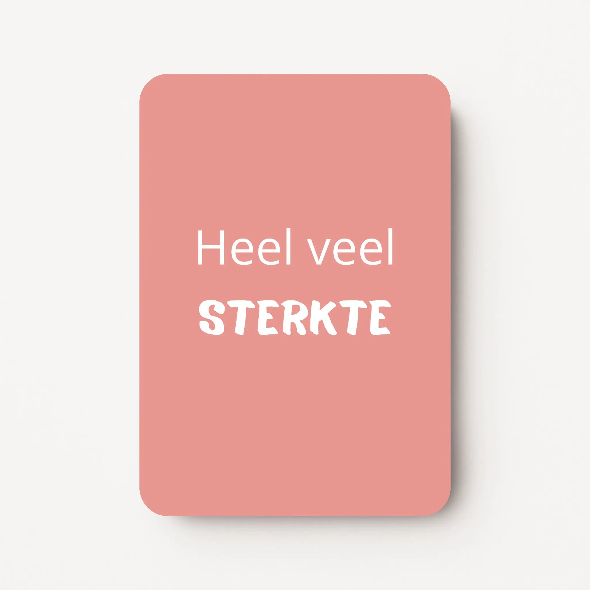 Staand minikaartje met witte tekst ‘Heel veel STERKTE’, minimalistisch ontwerp op een zachte roze achtergrond, flatlay op witte ondergrond.