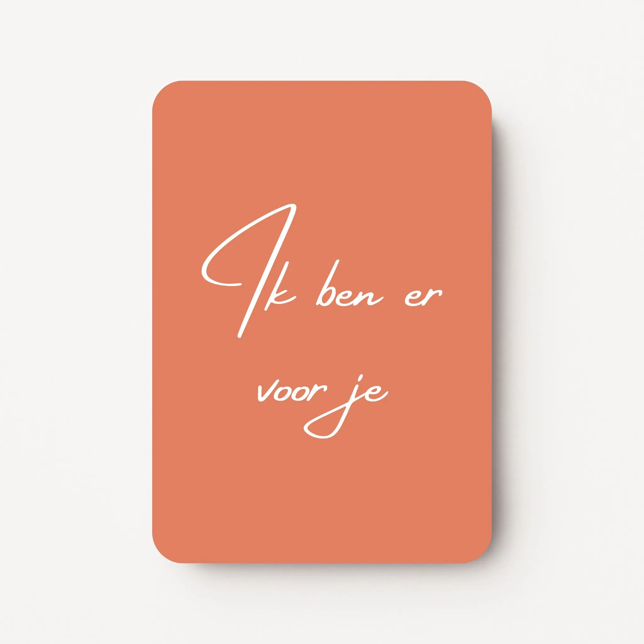 Staand minikaartje met witte tekst ‘Ik ben er voor je’, minimalistisch ontwerp op een warme perzikkleurige achtergrond, flatlay op witte ondergrond.
