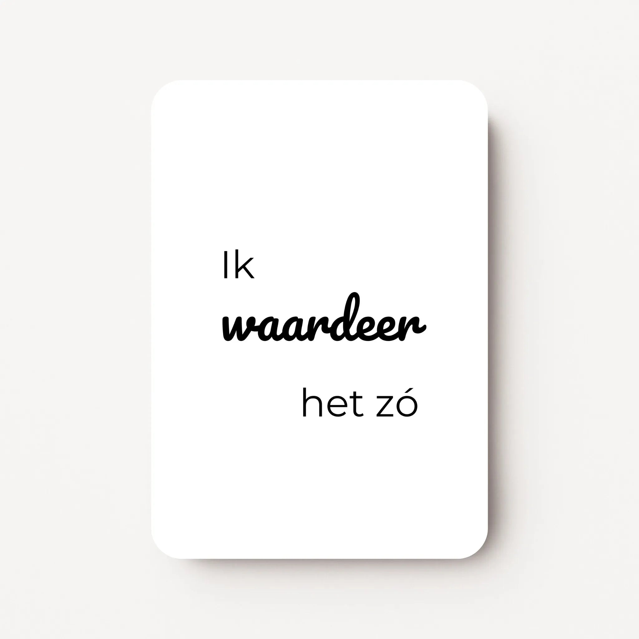 Staand minikaartje met tekst ‘Ik waardeer het zó’ in zwarte letters, minimalistisch ontwerp op witte achtergrond, flatlay op witte ondergrond.