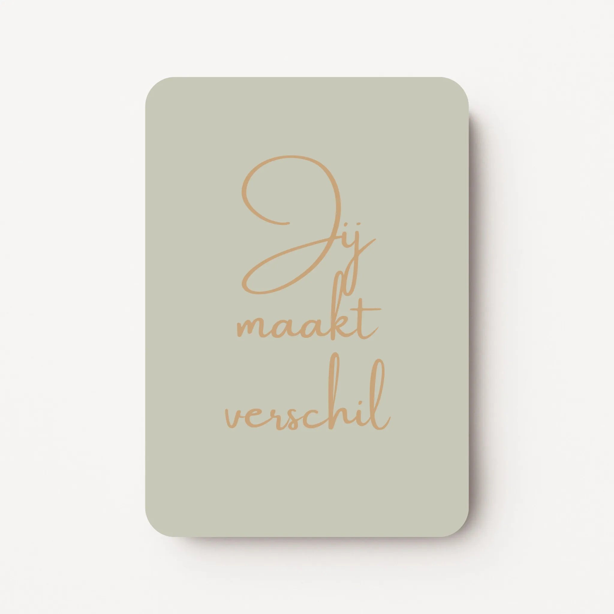 Staand minikaartje met tekst ‘Jij maakt verschil’ in goudbeige letters, minimalistisch ontwerp op zachte grijze achtergrond, flatlay op witte ondergrond.