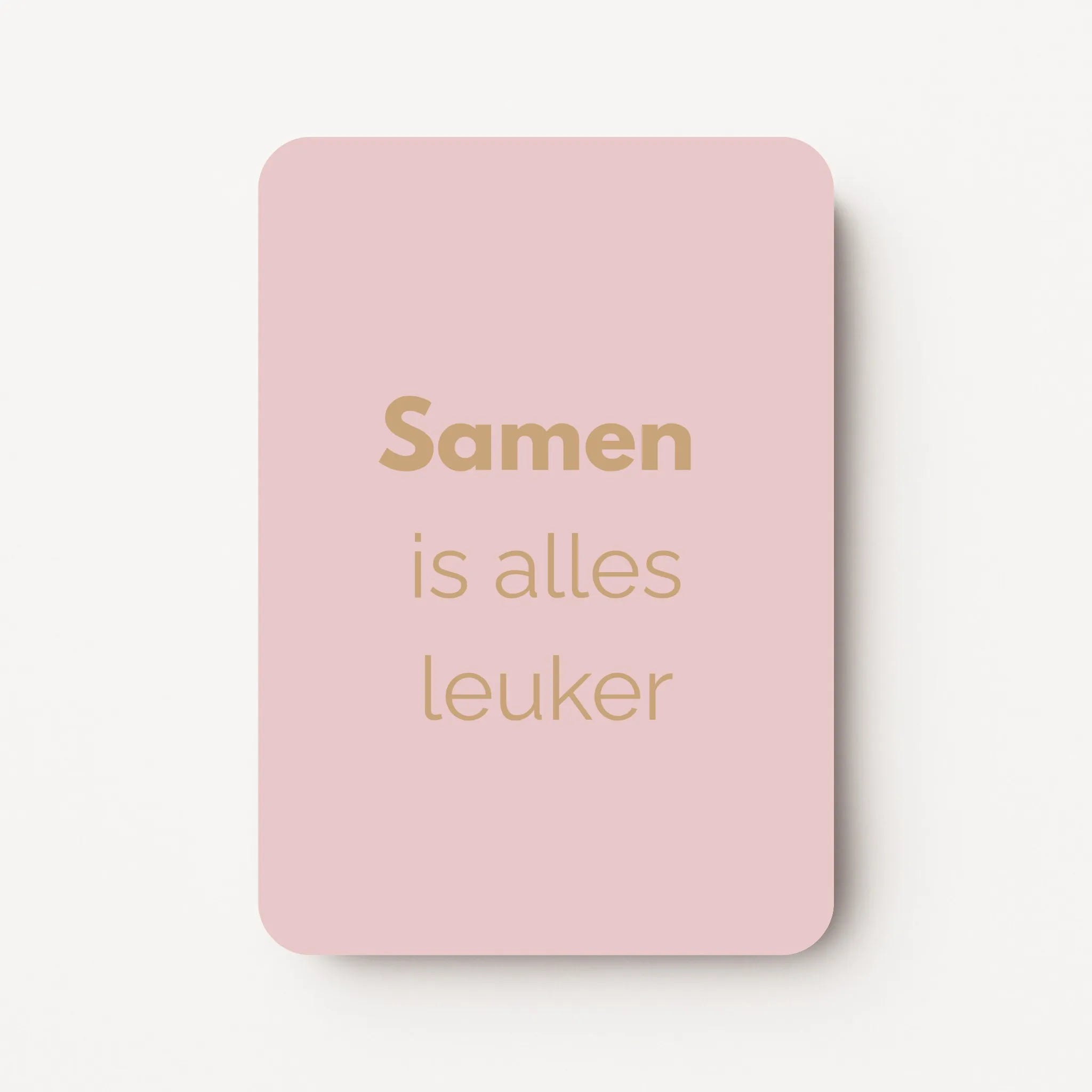 Staand minikaartje met goudbeige tekst ‘Samen is alles leuker’, minimalistisch ontwerp op een zachte lichtgrijze achtergrond, flatlay op witte ondergrond.