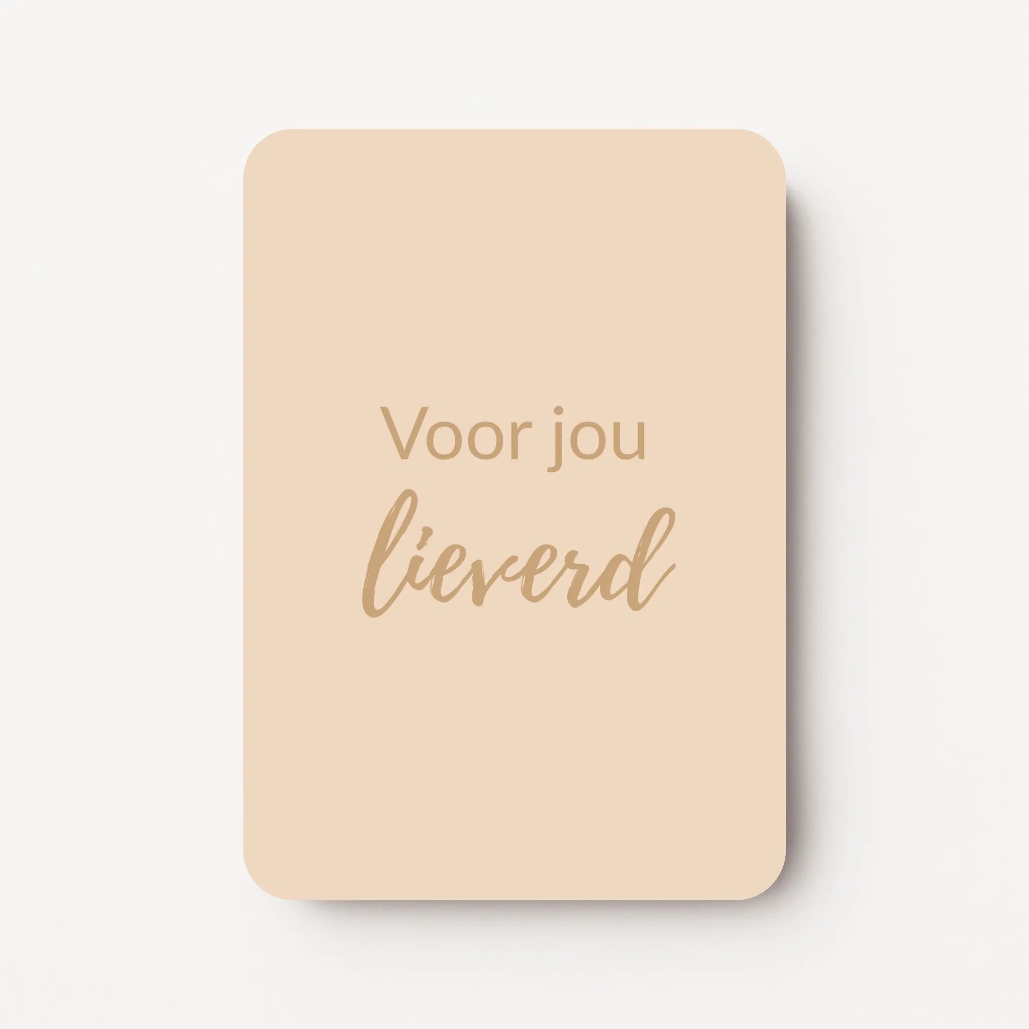 Staand minikaartje met goudbeige tekst ‘Voor jou lieverd’, minimalistisch ontwerp op een zachte beige achtergrond, flatlay op witte ondergrond.