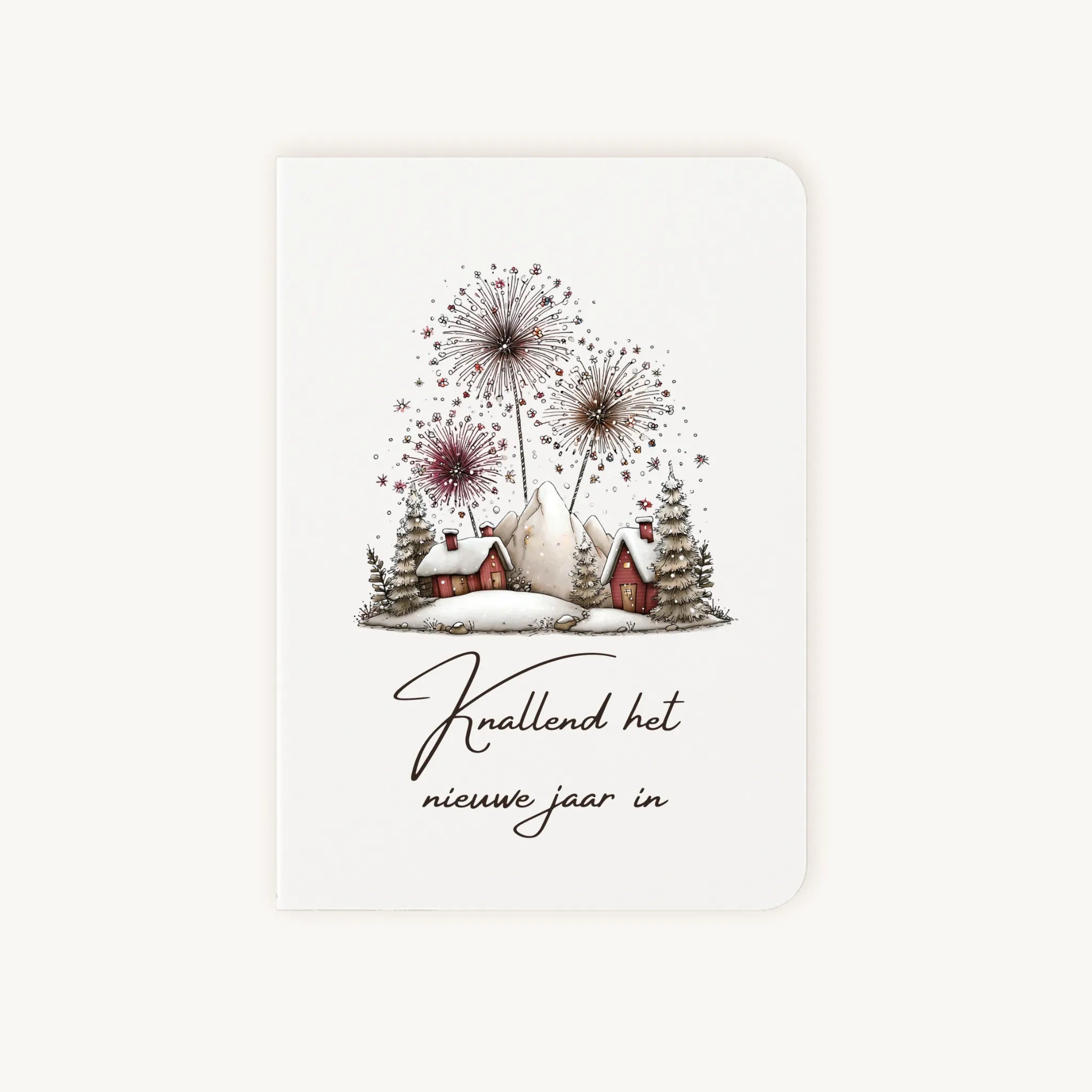 Staande dubbelgevouwen nieuwjaarskaart met afgeronde hoekjes en warme aquarelillustratie van rode en crèmekleurige kaarsen, sterretjes, cadeautjes en kleine figuurtjes, met sierlijke tekst ‘Een lichtpuntje voor het nieuwe jaar’, flatlay op lichte achtergrond.