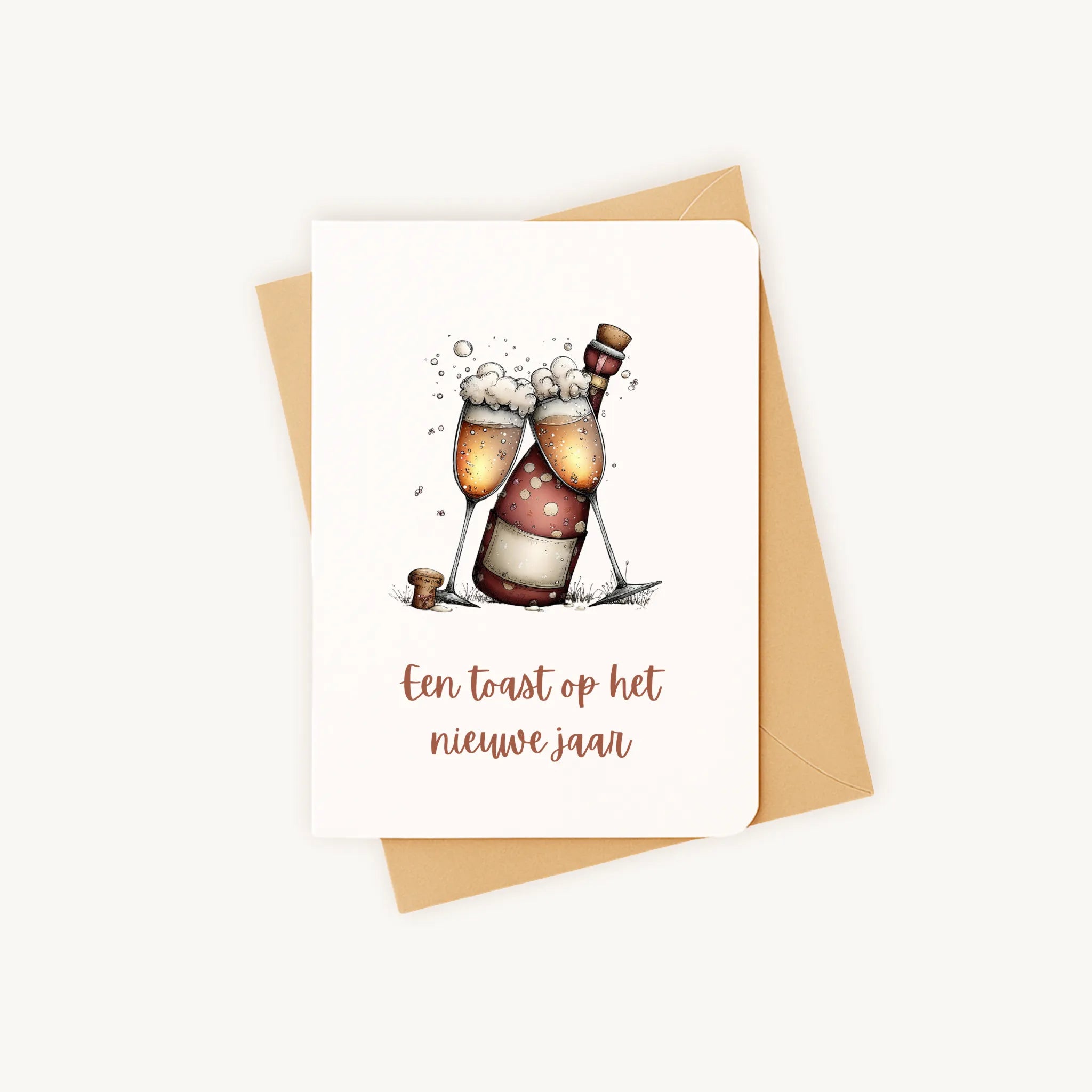 Staande nieuwjaarskaart met champagnefles en bubbels op een kraftenvelop.