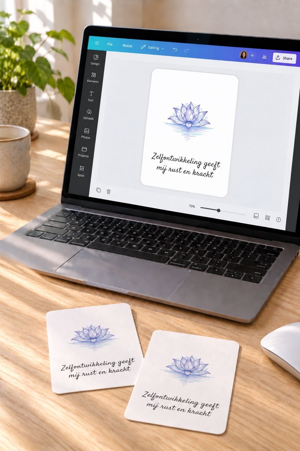 Ontwerp van een affirmatiekaart met een lotus op een laptopscherm, met twee bijbehorende proefprints op de werktafel.