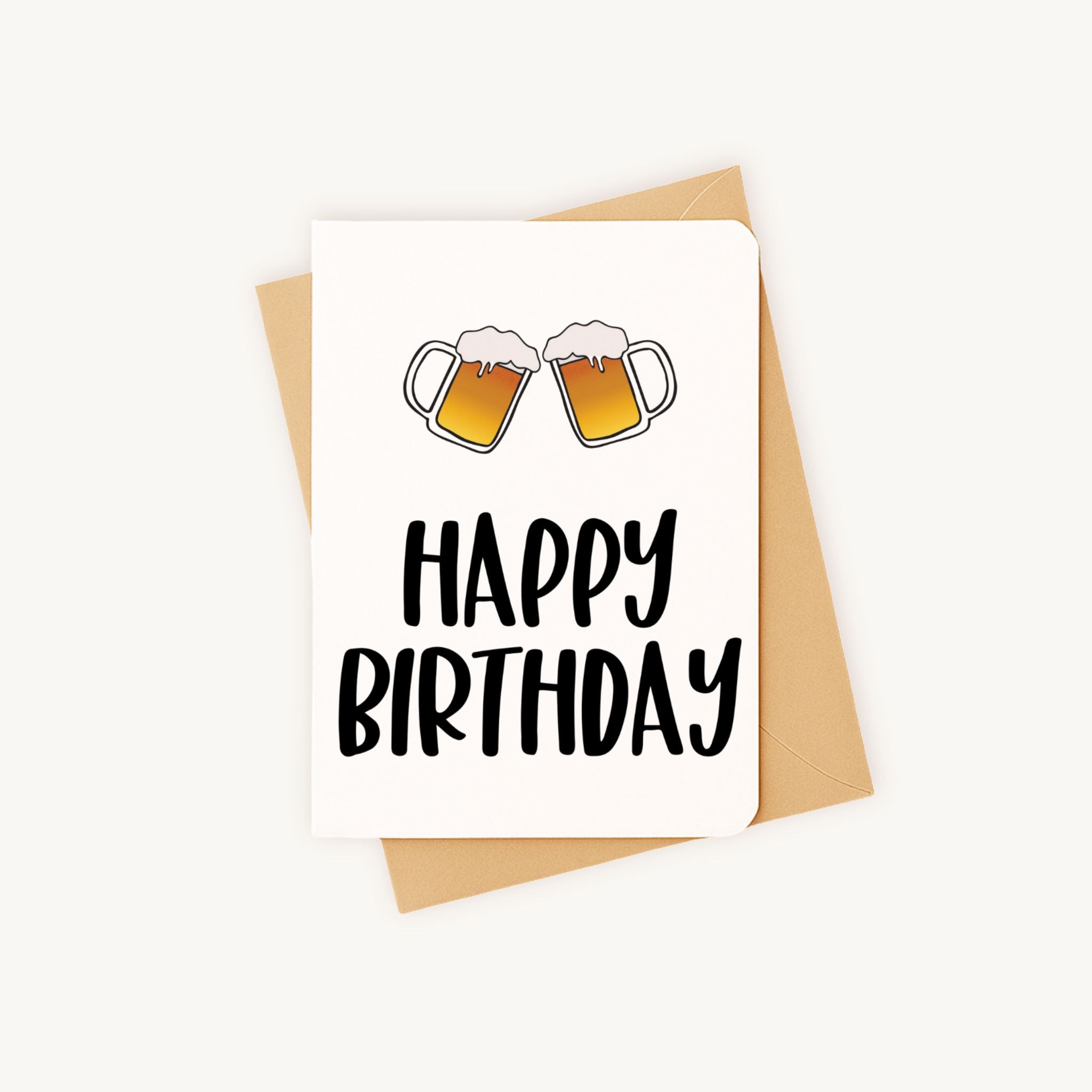 Verjaardagskaart bierpullen liggend met bruine kraft envelop afgeronde hoekjes