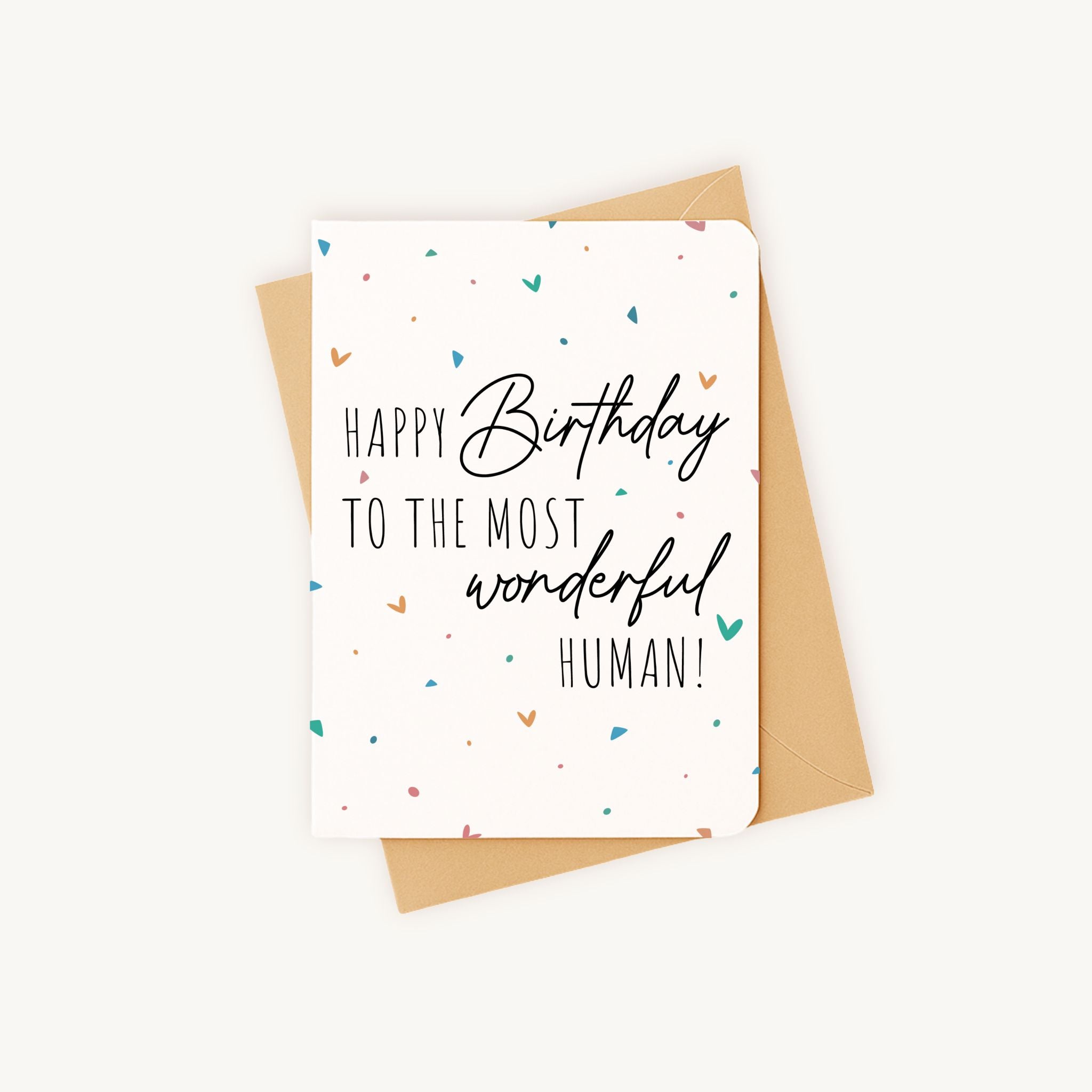 Verjaardagskaart hartjes liggend met kraft envelop op witte achtergrond