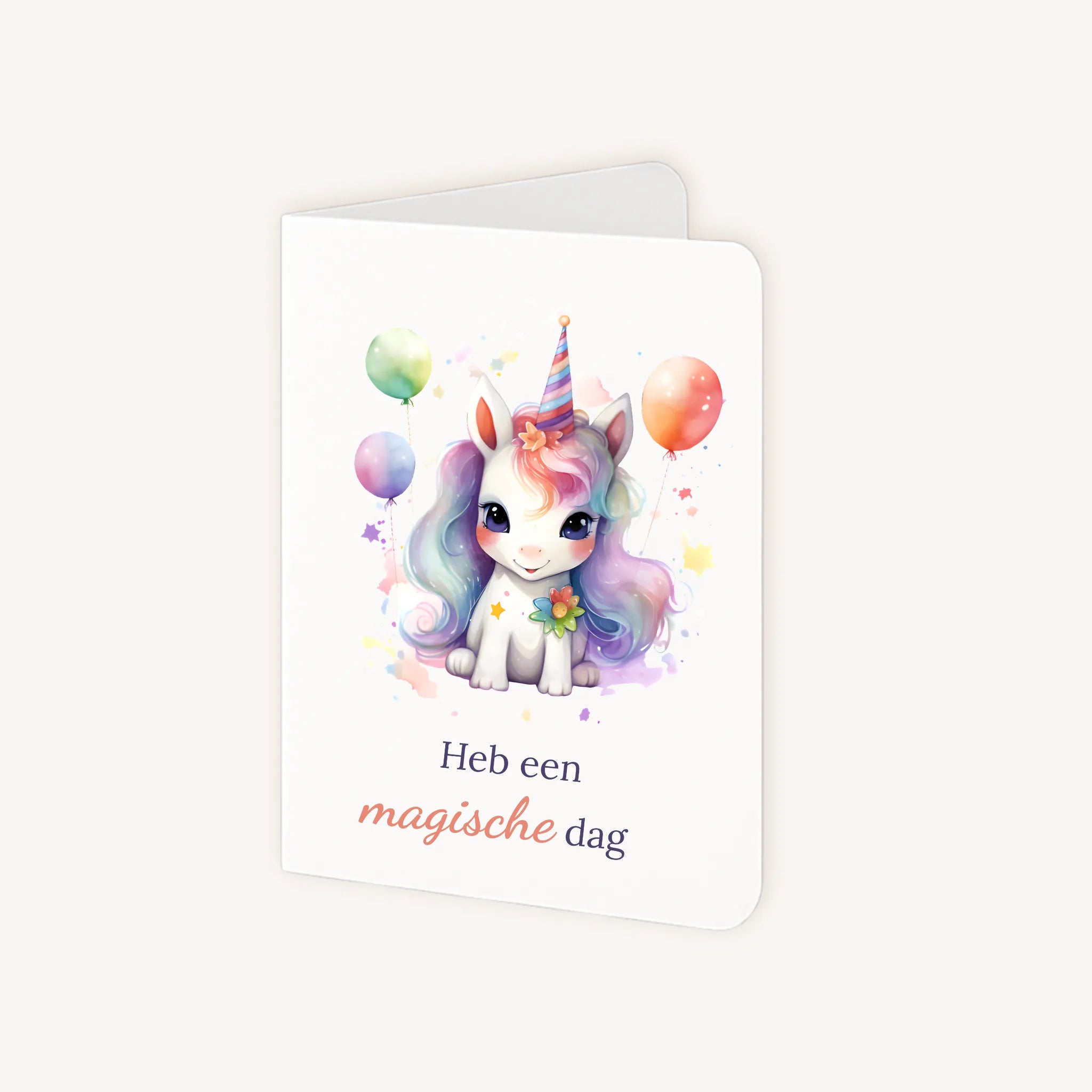 Staande verjaardagskaart half geopend met eenhoornillustratie in pastelkleuren.