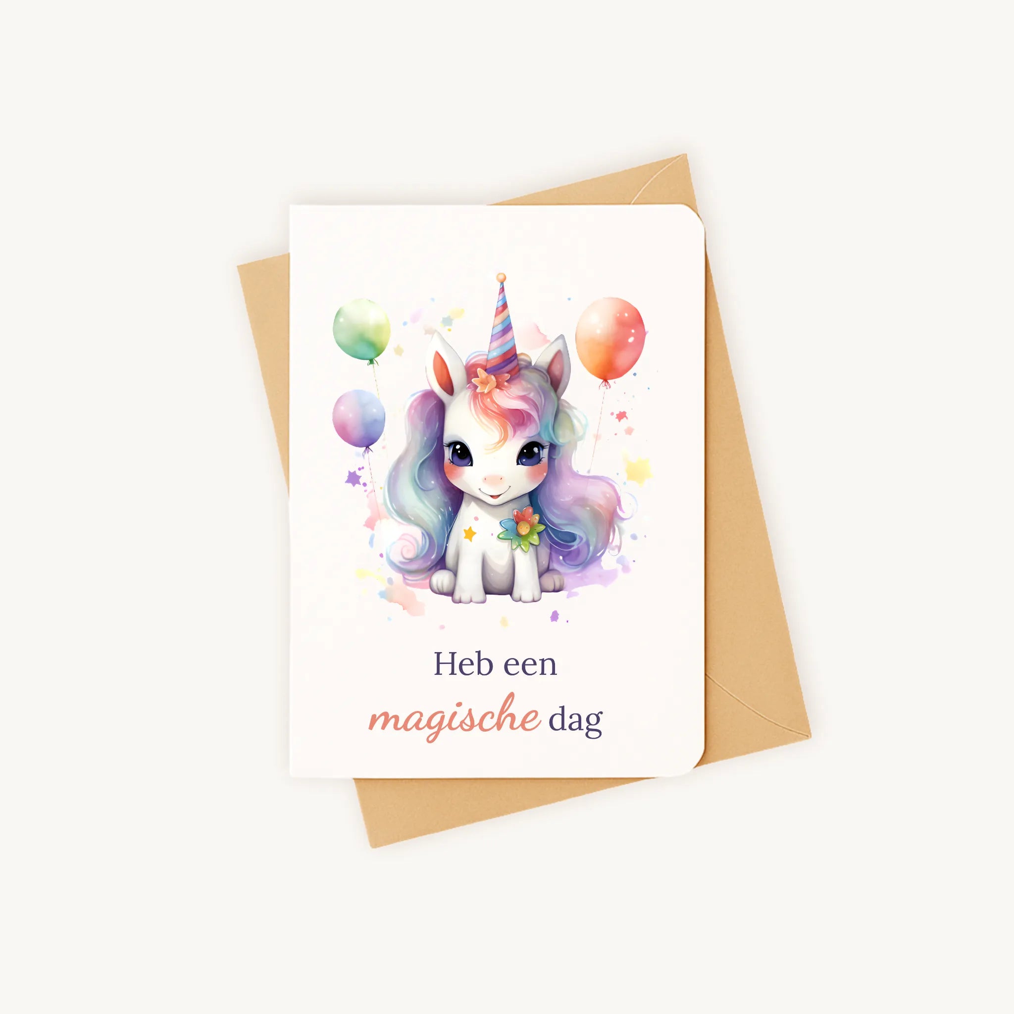 Staande verjaardagskaart met eenhoornillustratie op kraftenvelop.
