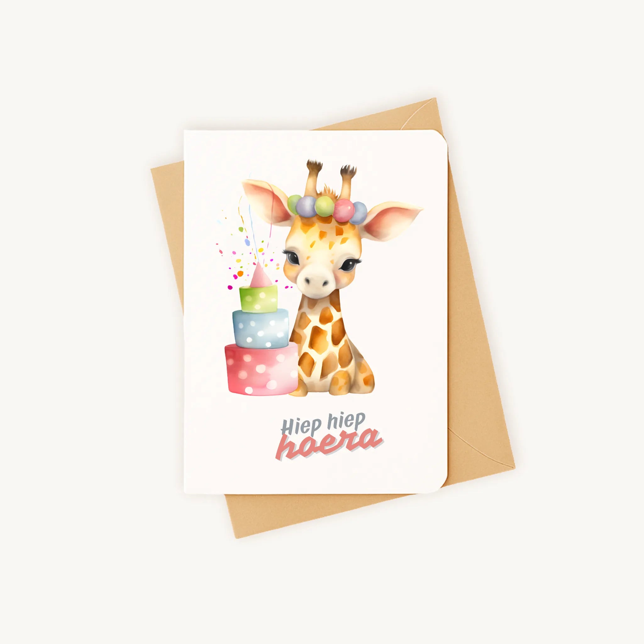 Staande verjaardagskaart met girafillustratie op kraftenvelop.