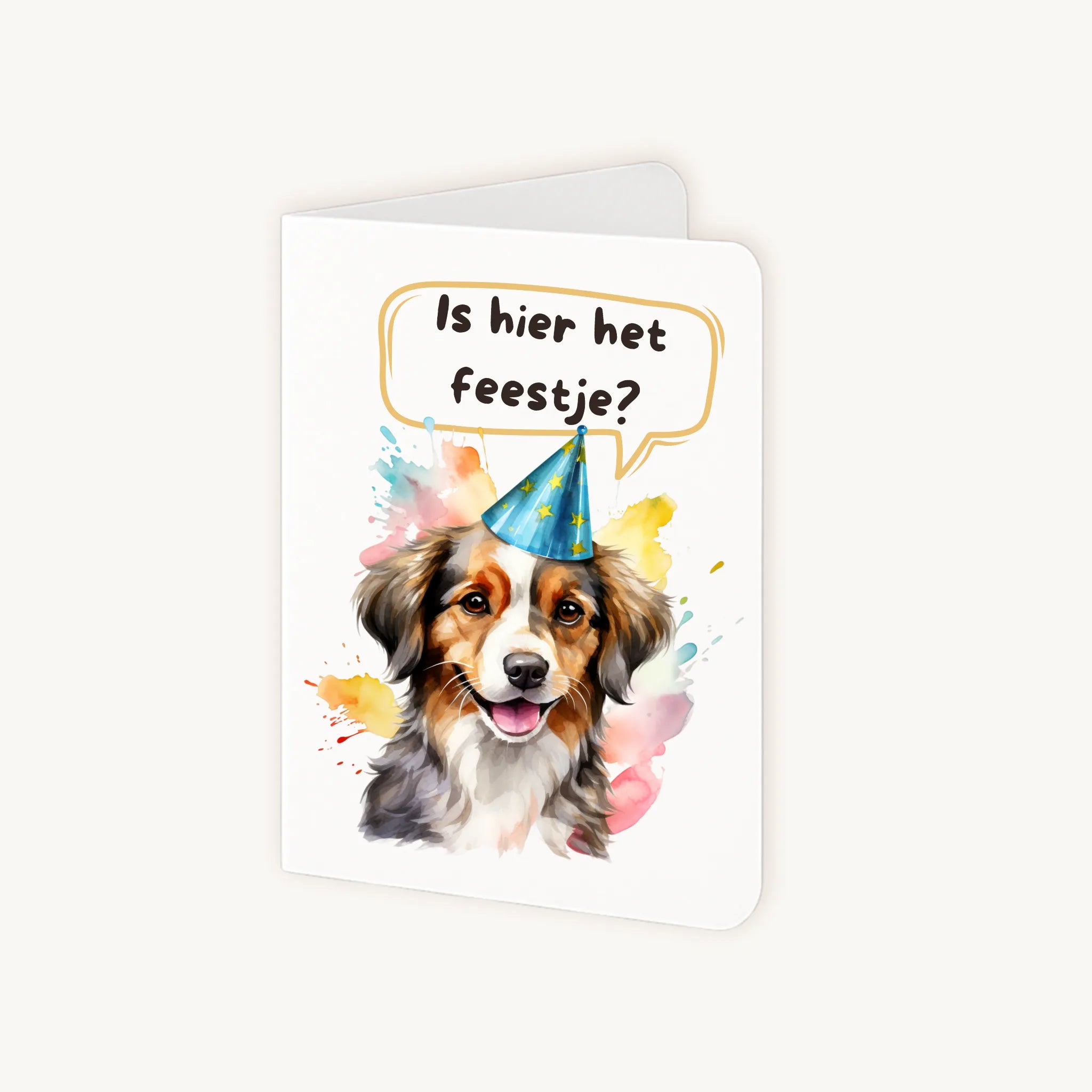 Staande verjaardagskaart half geopend met hondillustratie.