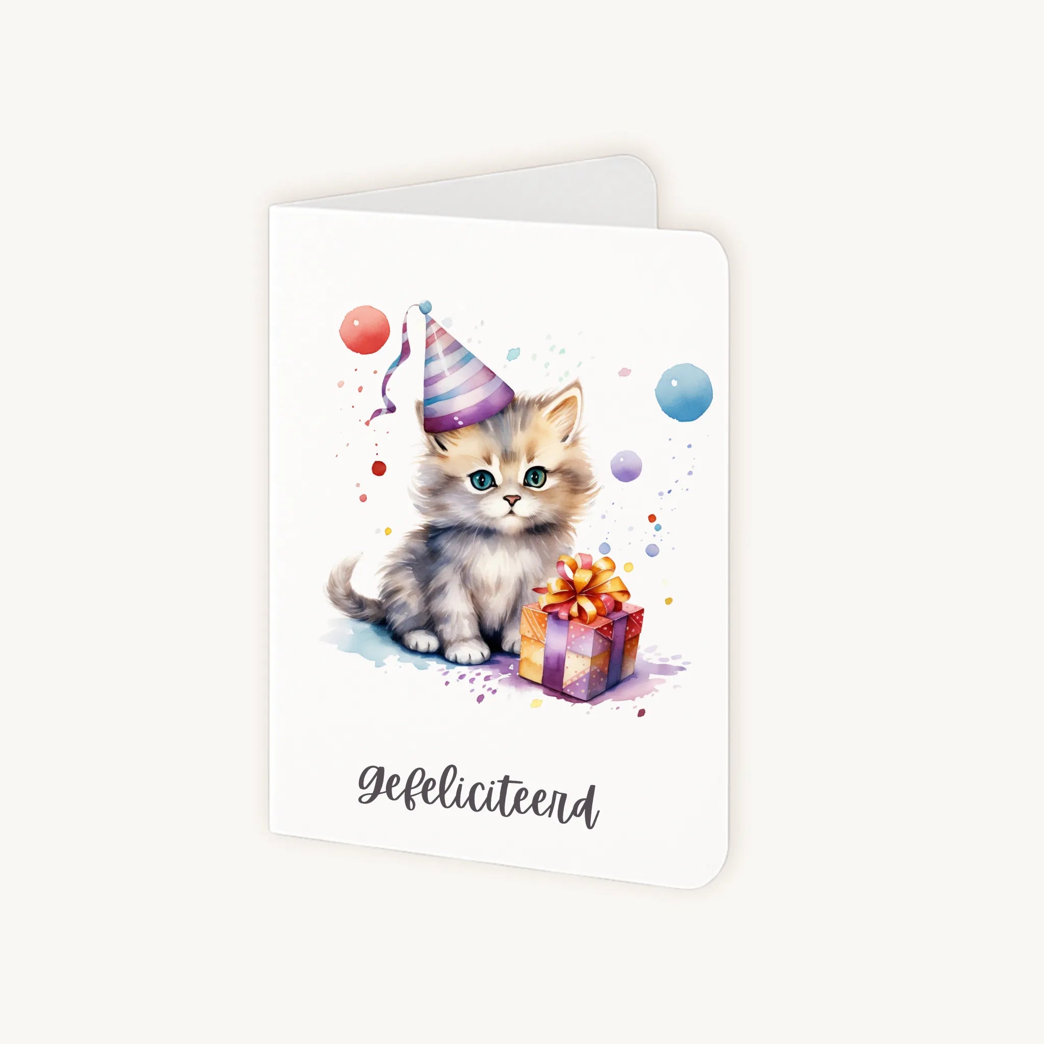 Staande verjaardagskaart half geopend met kitten en confetti.
