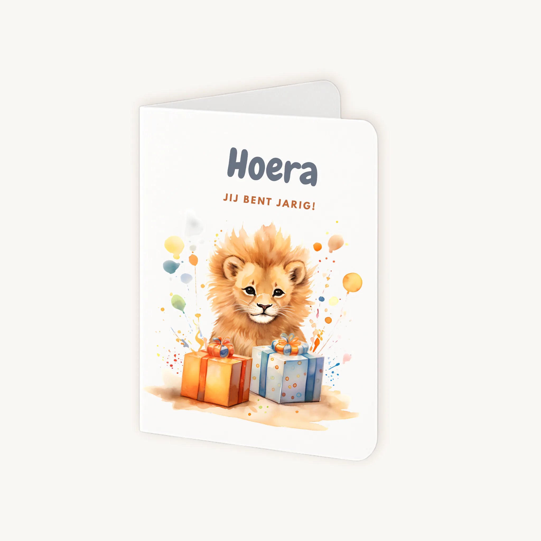 Staande verjaardagskaart half geopend met leeuwenwelp en cadeautjes.