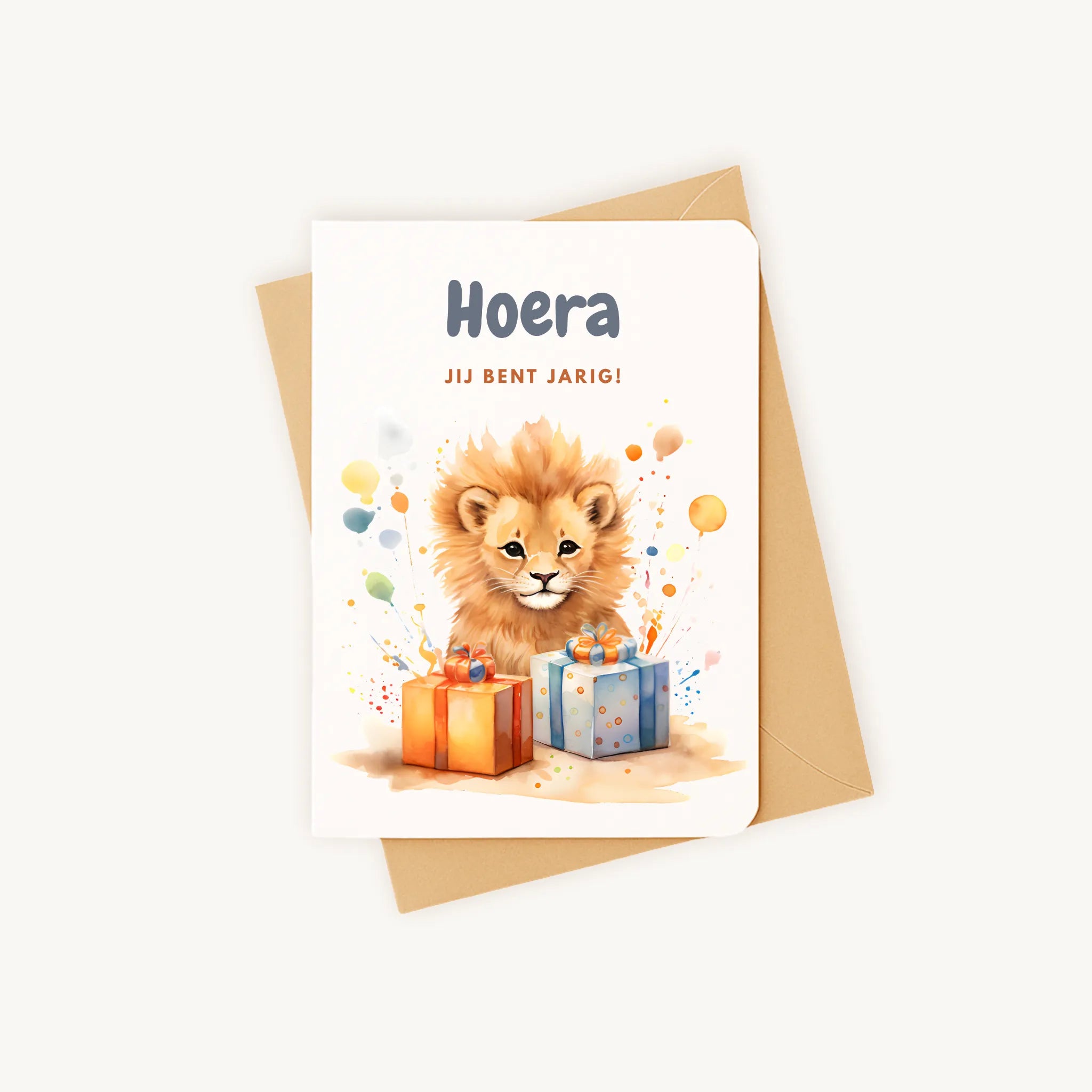 Staande verjaardagskaart met leeuwenwelpillustratie op kraftenvelop.