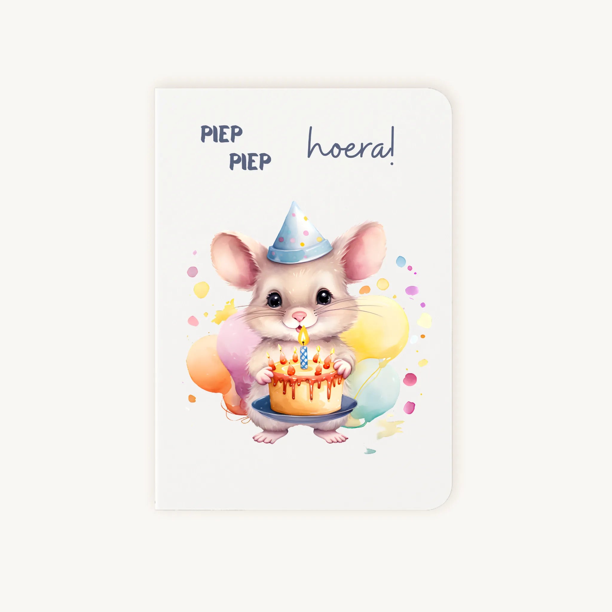 Flatlay: Staande dubbelgevouwen verjaardagskaart met lieve muis met feesthoedje die een kleurrijke taart met kaarsjes vasthoudt, omringd door vrolijke pasteltinten, met tekst Piep piep hoera, flatlay op lichte achtergrond.